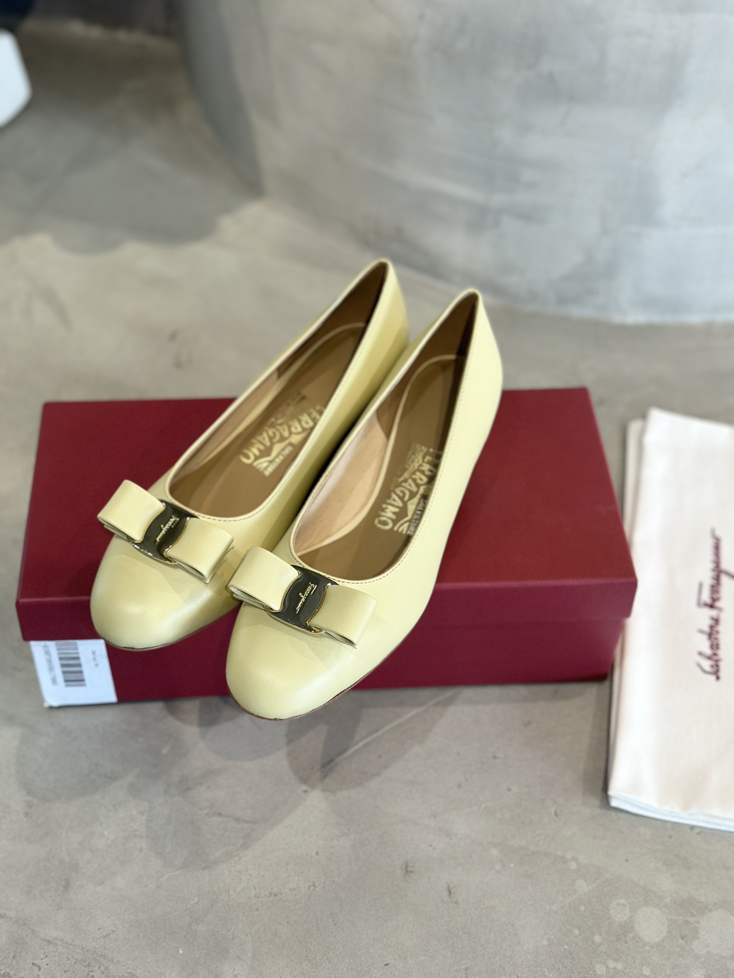 Salvatore Ferragamo Plant Price 700: Sheepskin & Real Bottom Print, Multiple Sizes. - 图片 2