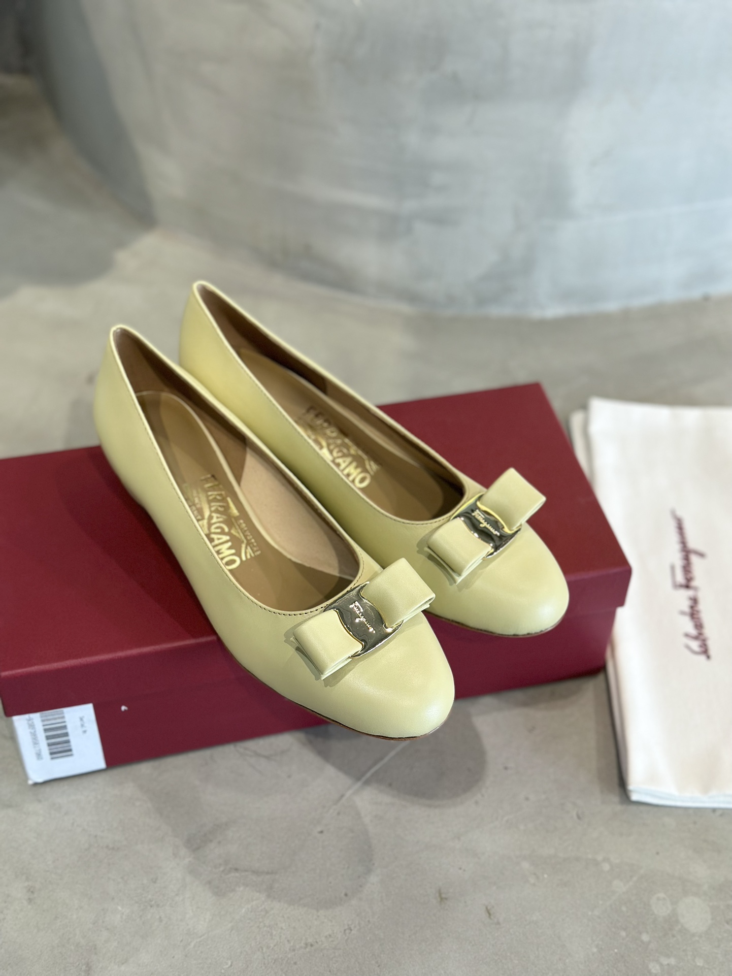 Salvatore Ferragamo Plant Price 700: Sheepskin & Real Bottom Print, Multiple Sizes. - 图片 4