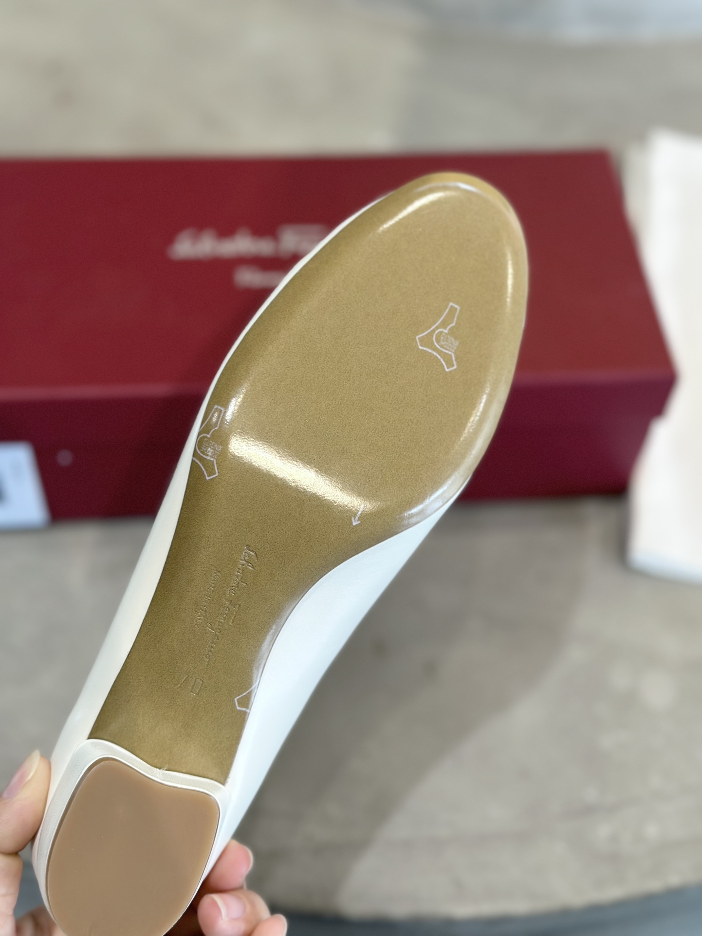 Plant Price 700: Salvatore Ferragamo Cow Skin Heels with Sheepskin Lining - 图片 9