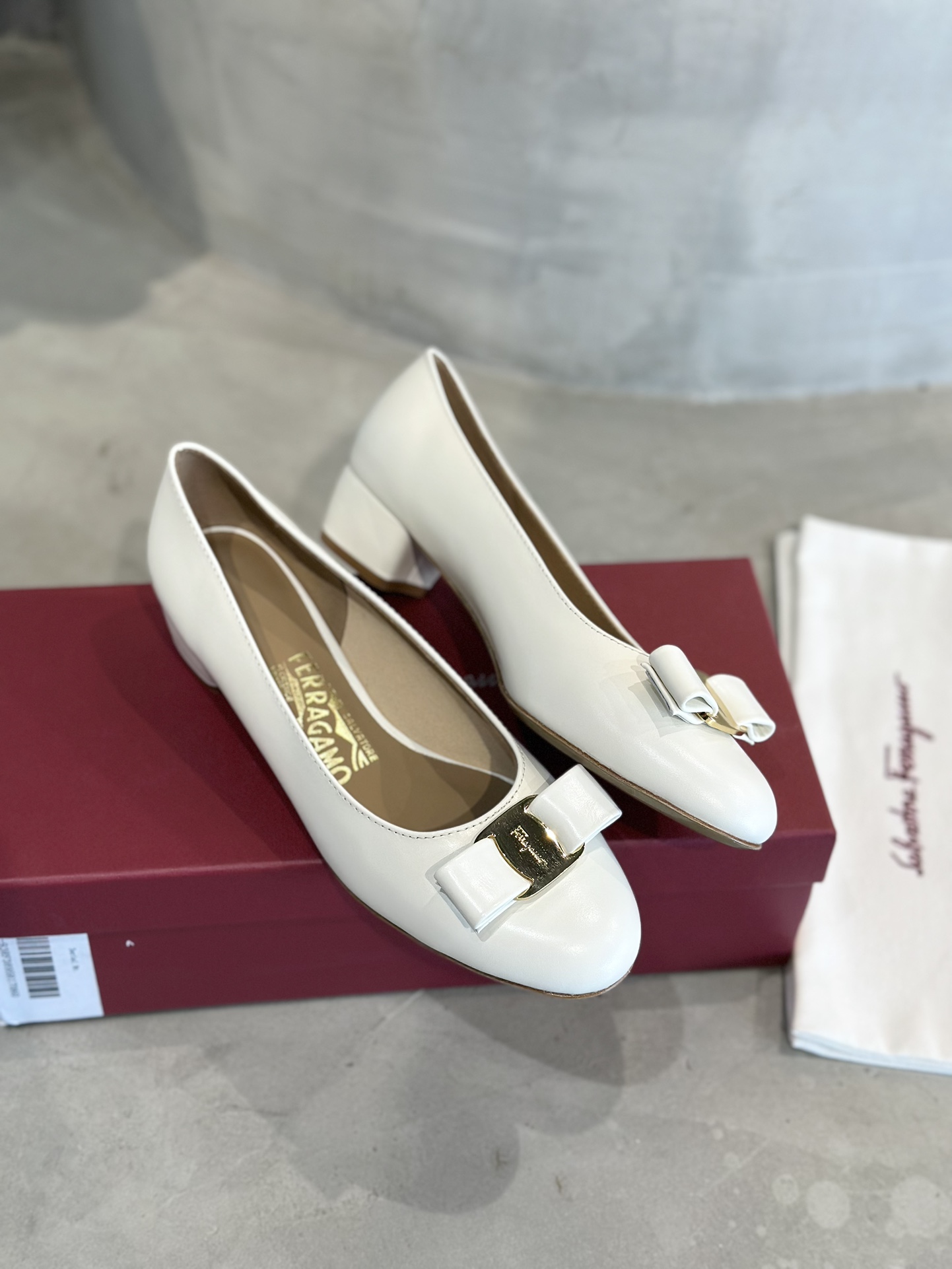 Plant Price 700: Salvatore Ferragamo Cow Skin Heels with Sheepskin Lining - 图片 7