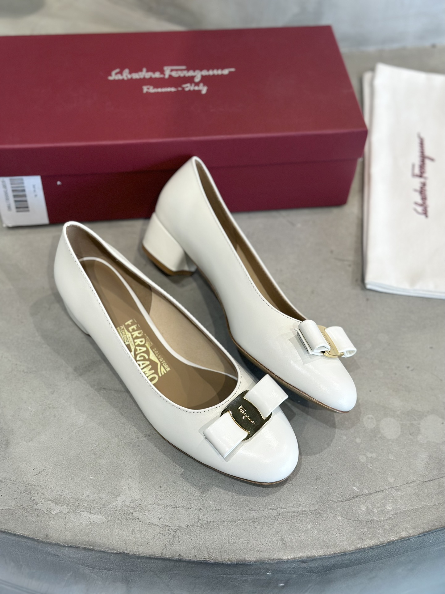 Plant Price 700: Salvatore Ferragamo Cow Skin Heels with Sheepskin Lining - 图片 3