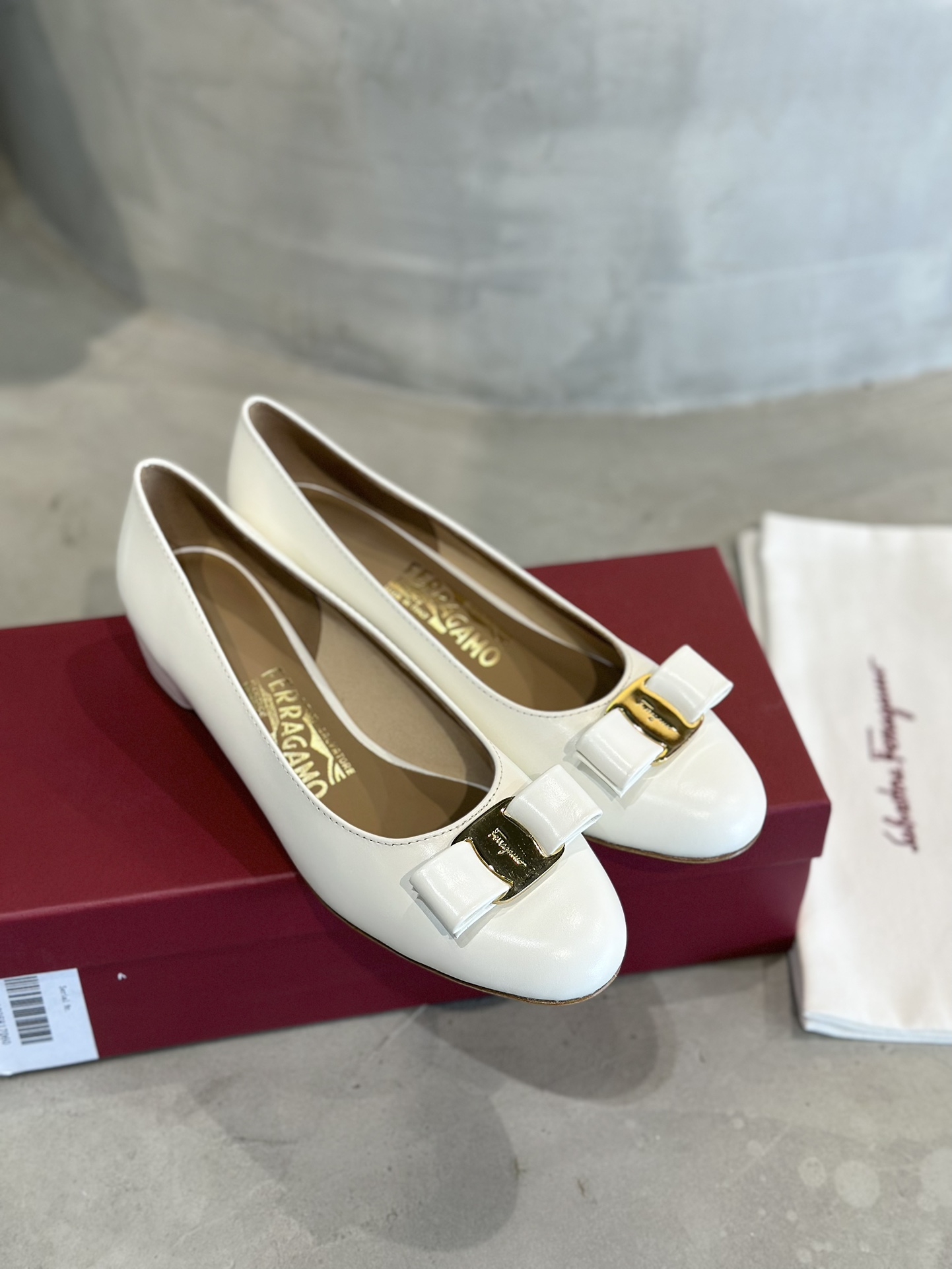 Plant Price 700: Salvatore Ferragamo Cow Skin Heels with Sheepskin Lining - 图片 6