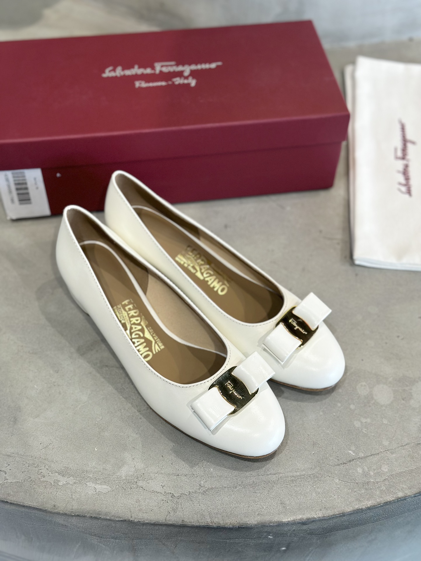 Plant Price 700: Salvatore Ferragamo Cow Skin Heels with Sheepskin Lining - 图片 2