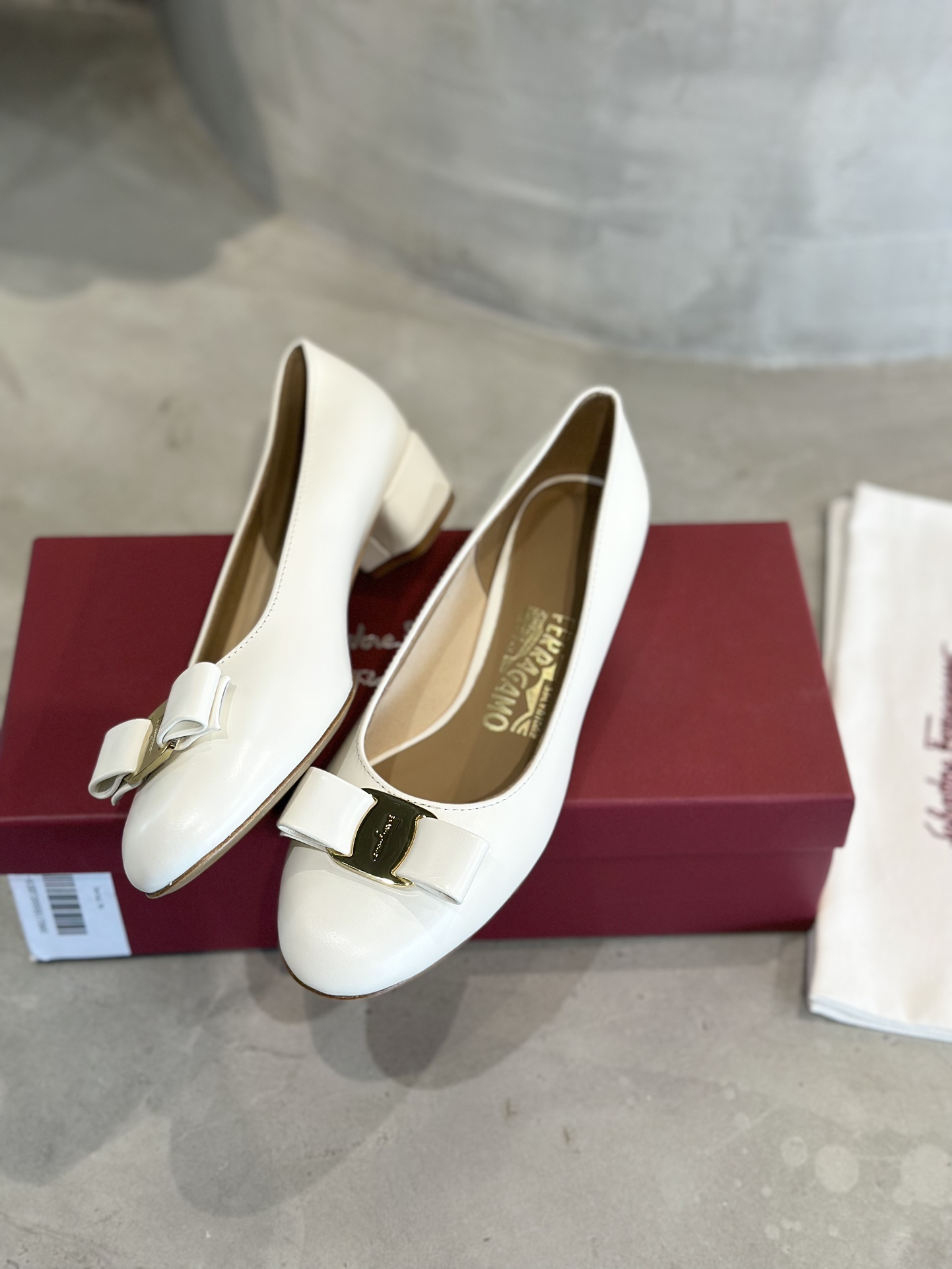 Plant Price 700: Salvatore Ferragamo Cow Skin Heels with Sheepskin Lining - 图片 5