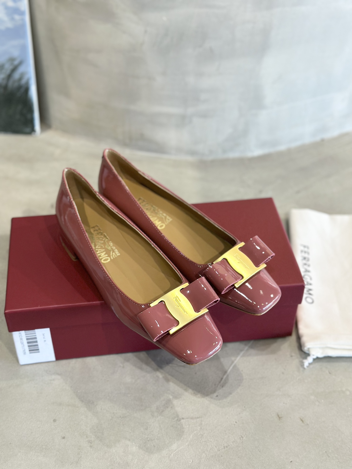 Luxury Salvatore Ferragamo Heels: $672. Imported materials, glamorous design, various sizes available. - 图片 7