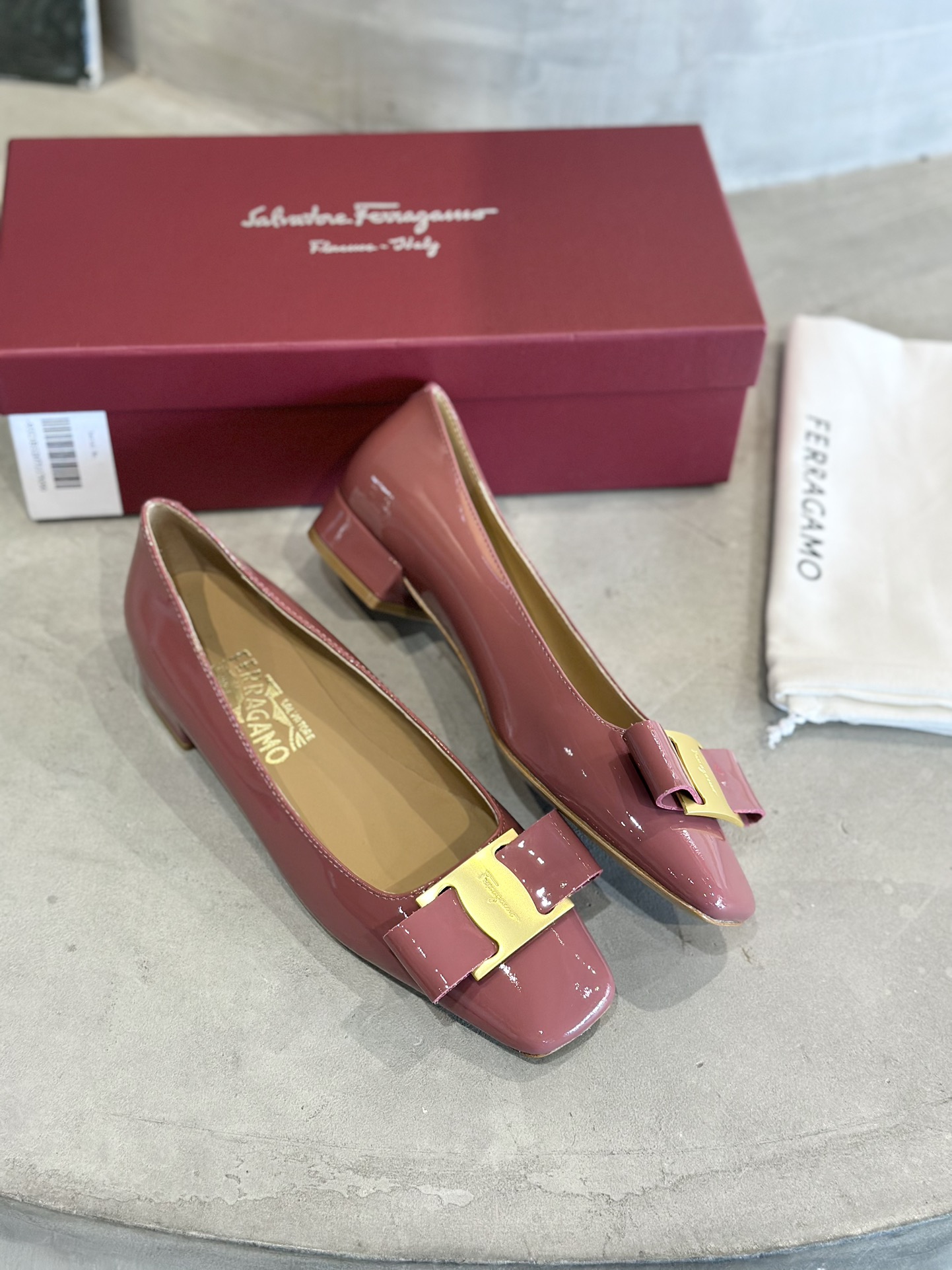Luxury Salvatore Ferragamo Heels: $672. Imported materials, glamorous design, various sizes available. - 图片 4