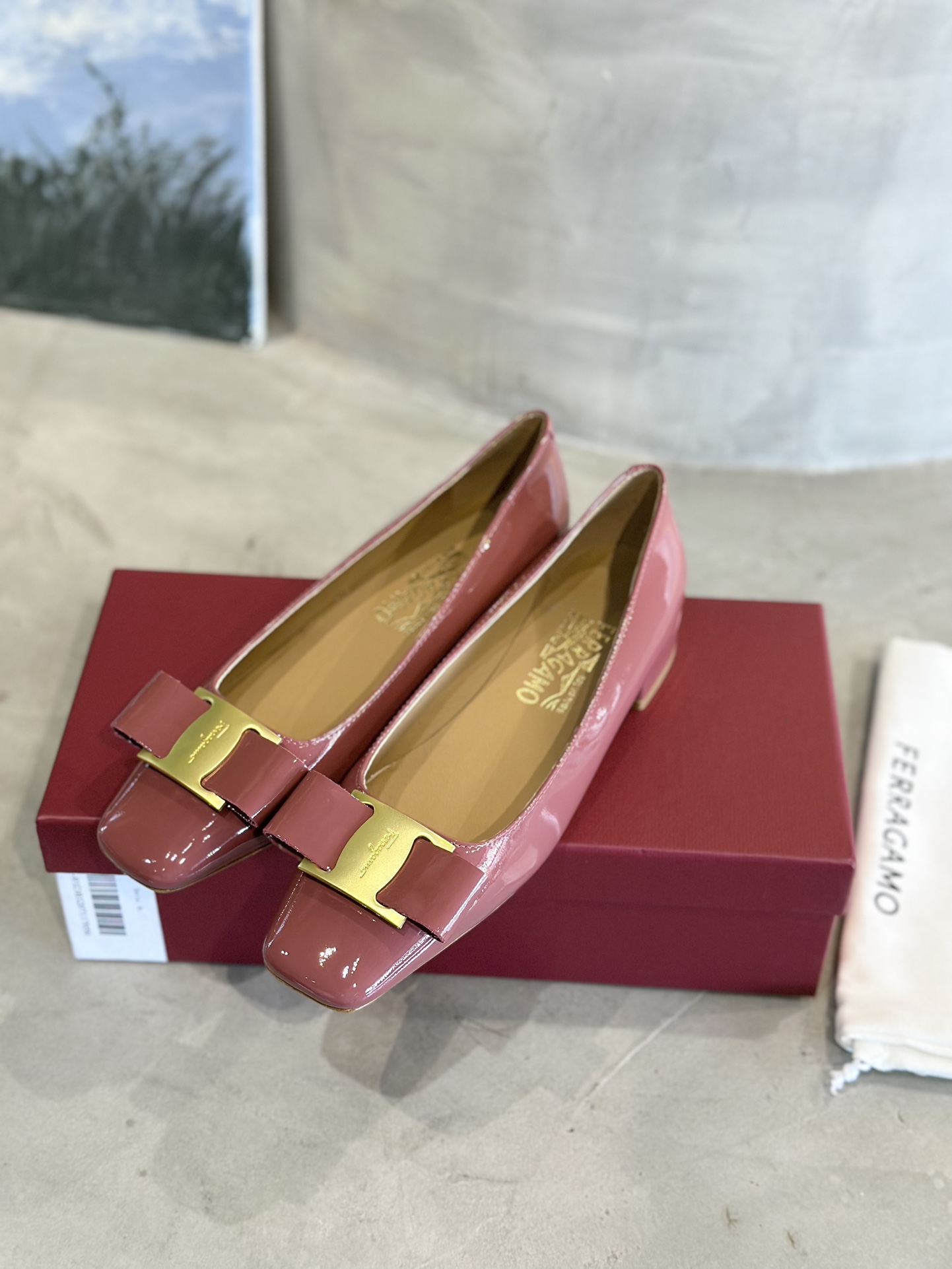 Luxury Salvatore Ferragamo Heels: $672. Imported materials, glamorous design, various sizes available. - 图片 6