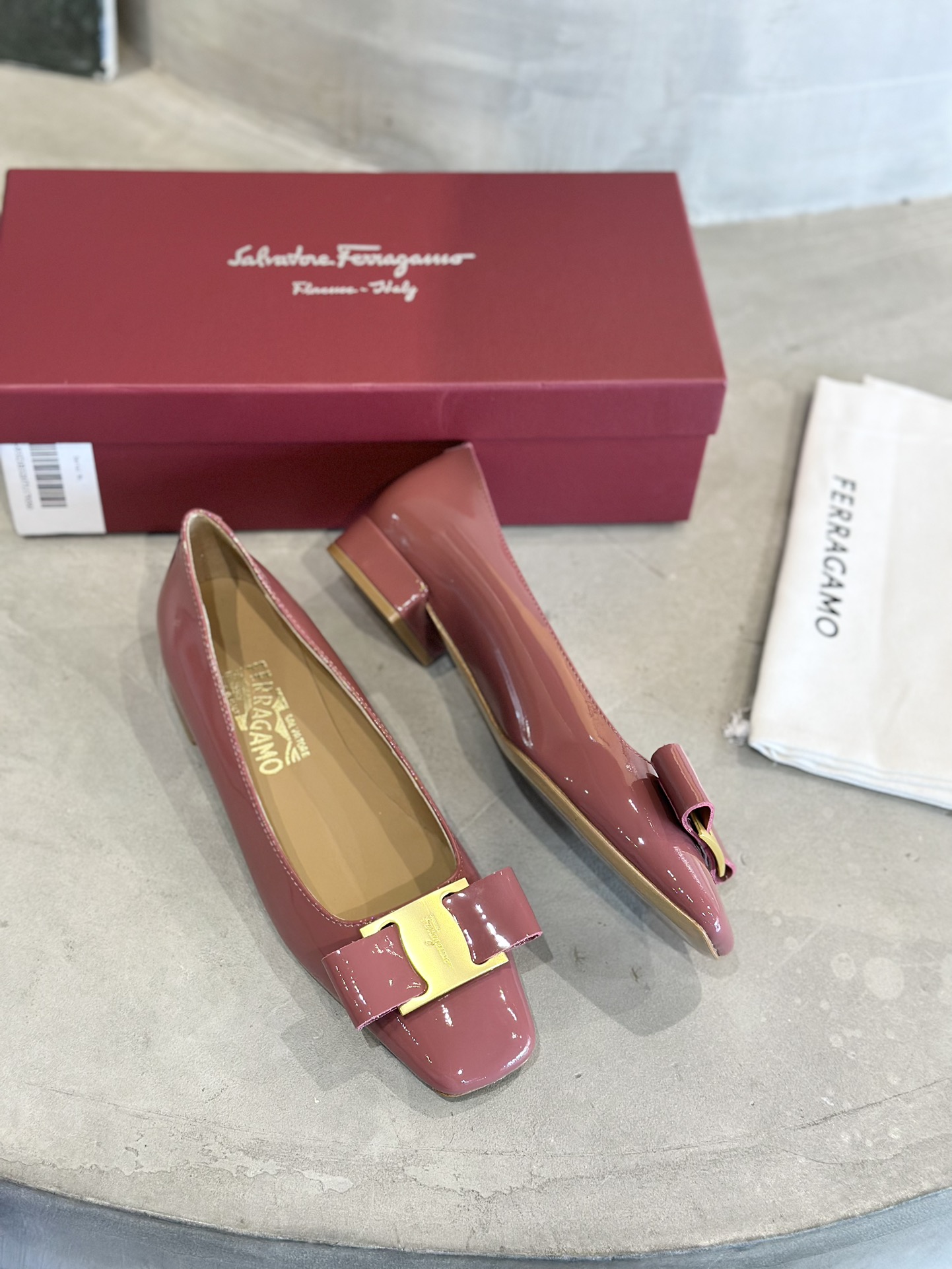 Luxury Salvatore Ferragamo Heels: $672. Imported materials, glamorous design, various sizes available. - 图片 5