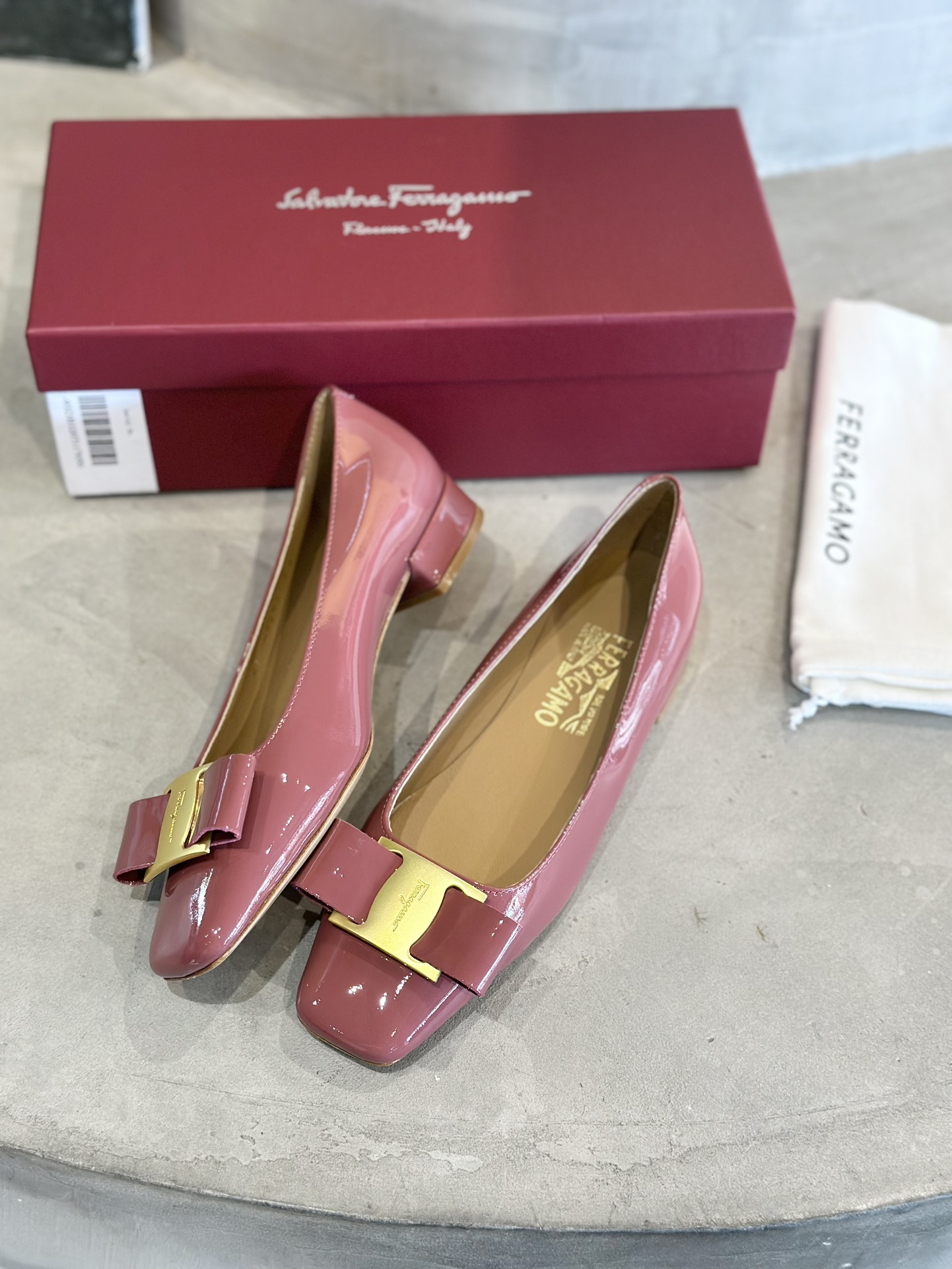 Luxury Salvatore Ferragamo Heels: $672. Imported materials, glamorous design, various sizes available. - 图片 2