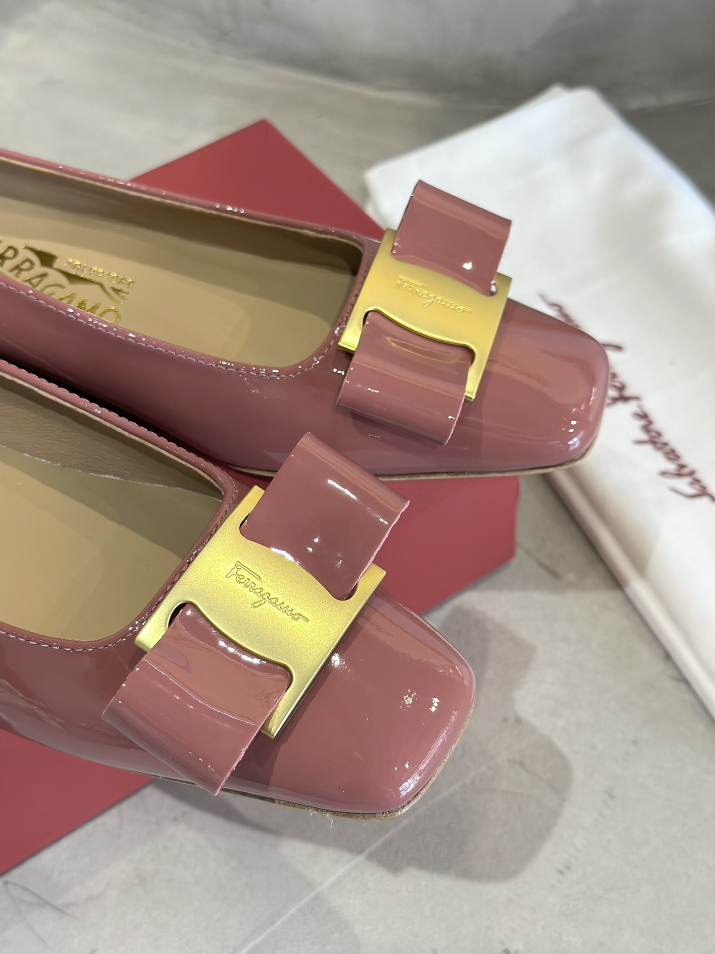 Luxury Salvatore Ferragamo Heels: $672. Imported materials, glamorous design, various sizes available. - 图片 8