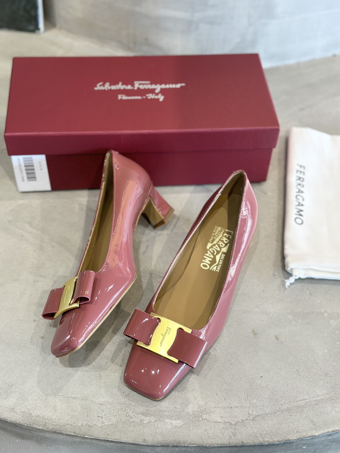 Luxury Salvatore Ferragamo Heels: Plant Price 672, Sheepskin Interior, Imported Materials. - 图片 2