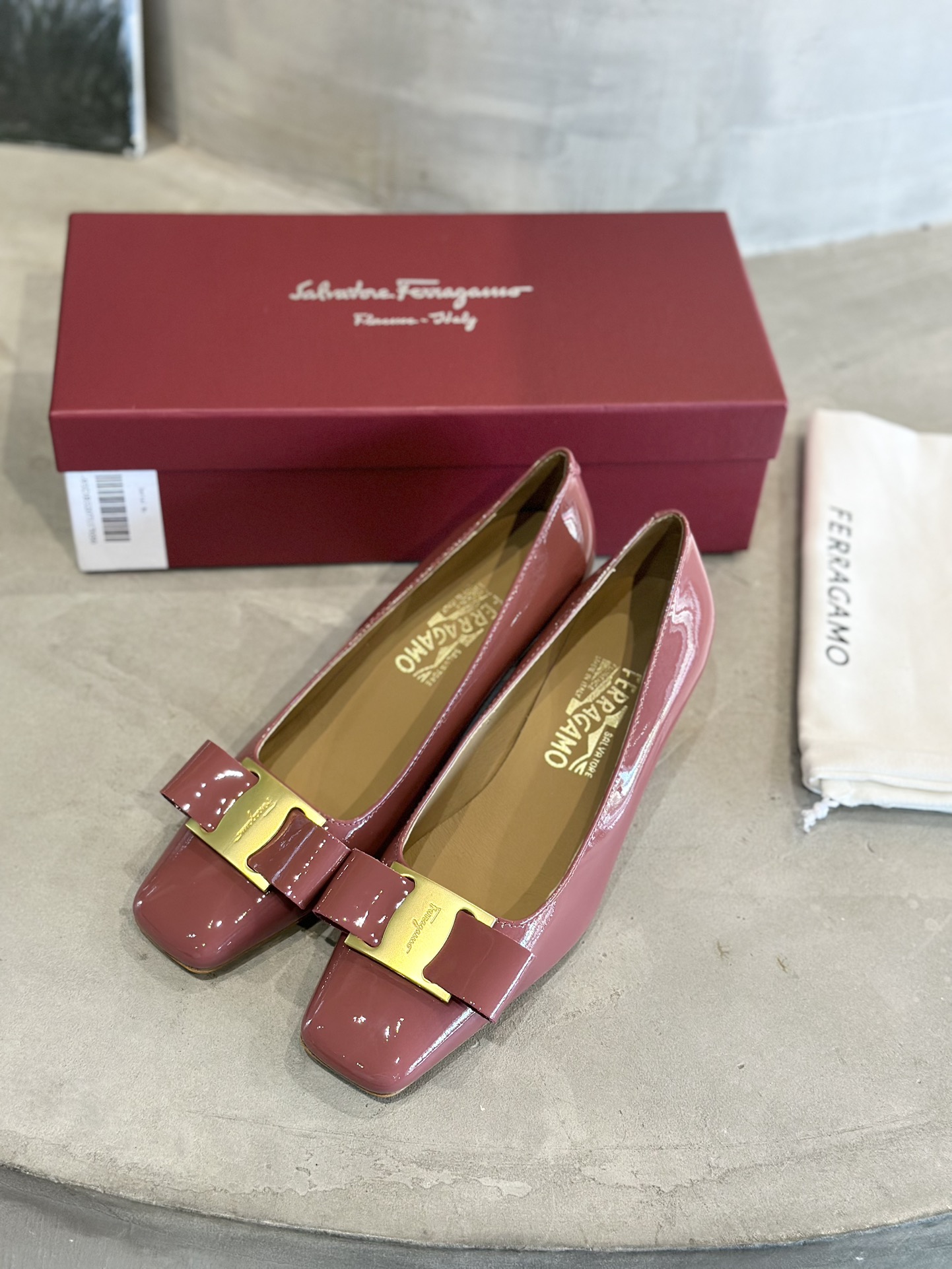 Luxury Salvatore Ferragamo Heels: Plant Price 672, Sheepskin Interior, Imported Materials.