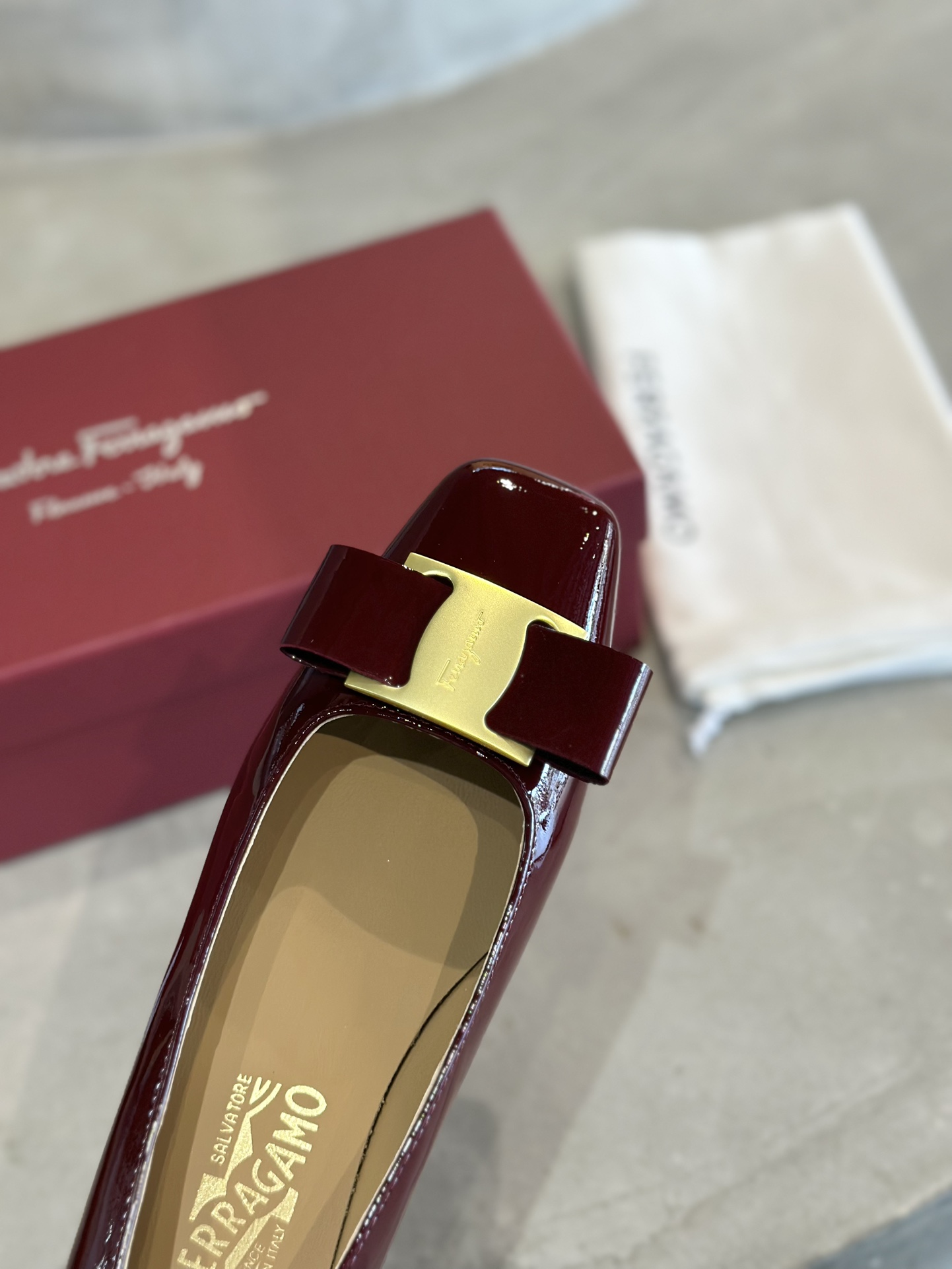 Luxury Salvatore Ferragamo Women’s Heels at $672 – Unique Design, Imported Materials, Various Sizes. - 图片 8