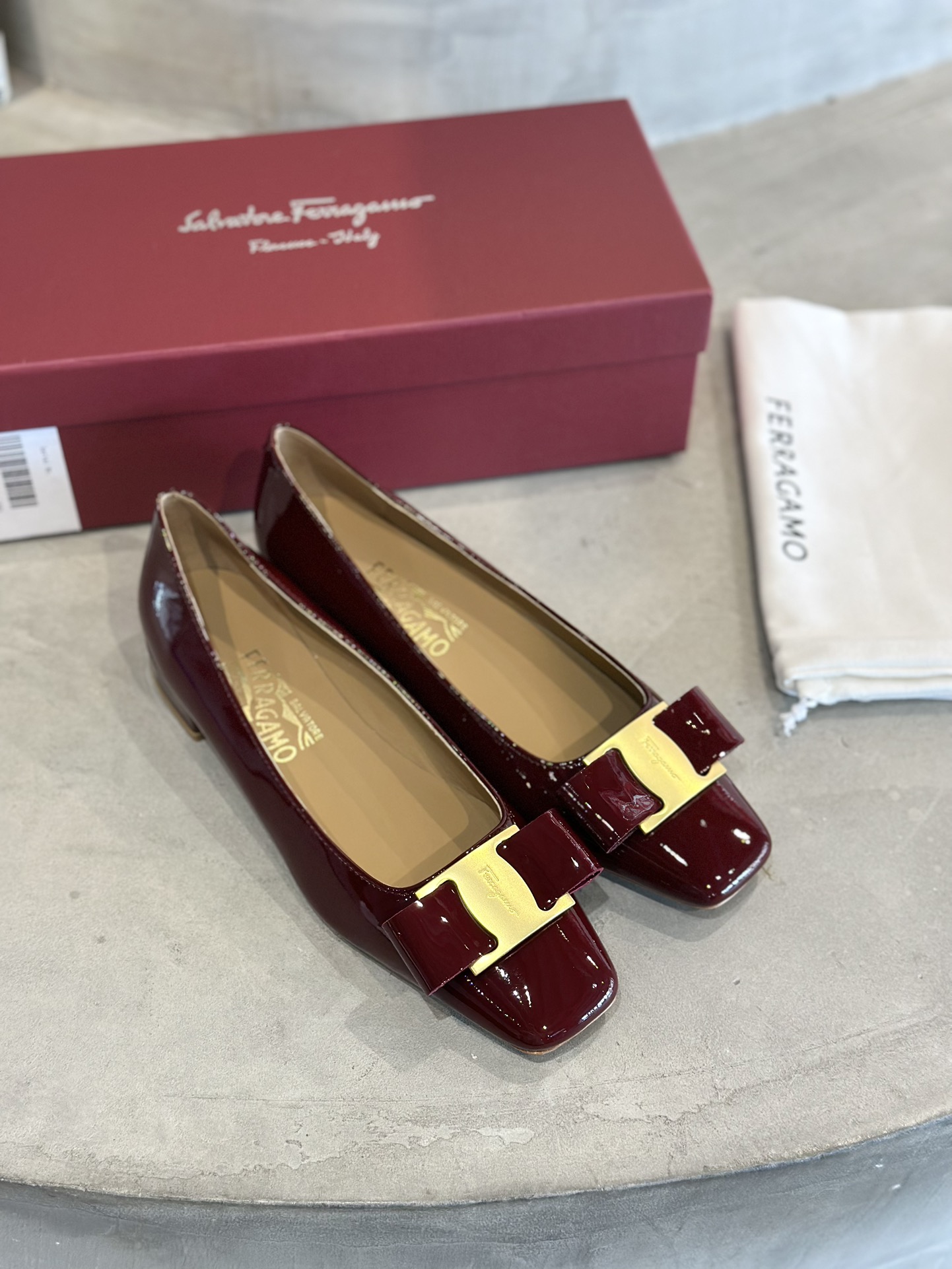 Luxury Salvatore Ferragamo Women’s Heels at $672 – Unique Design, Imported Materials, Various Sizes. - 图片 3