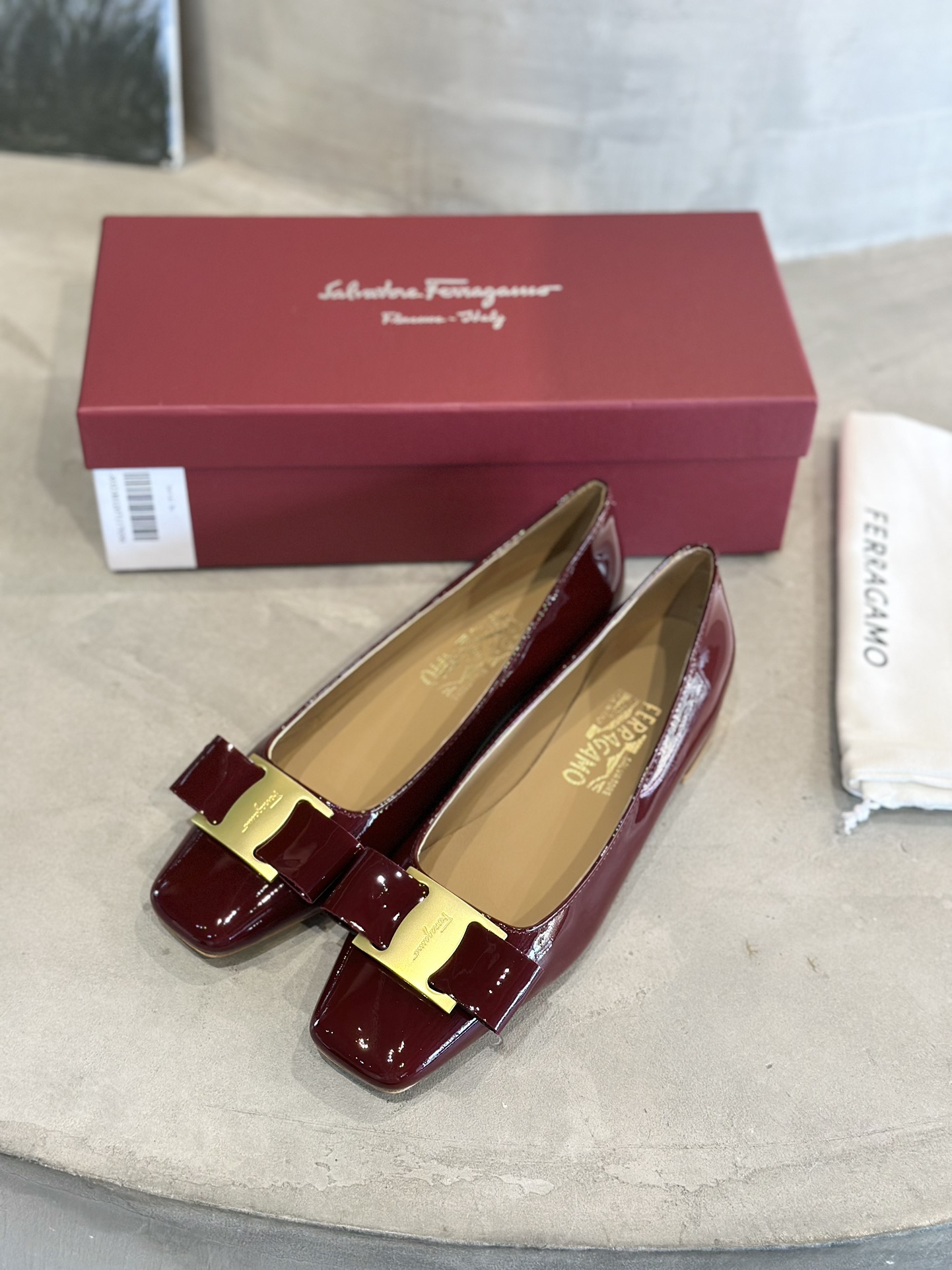 Luxury Salvatore Ferragamo Women’s Heels at $672 – Unique Design, Imported Materials, Various Sizes. - 图片 1