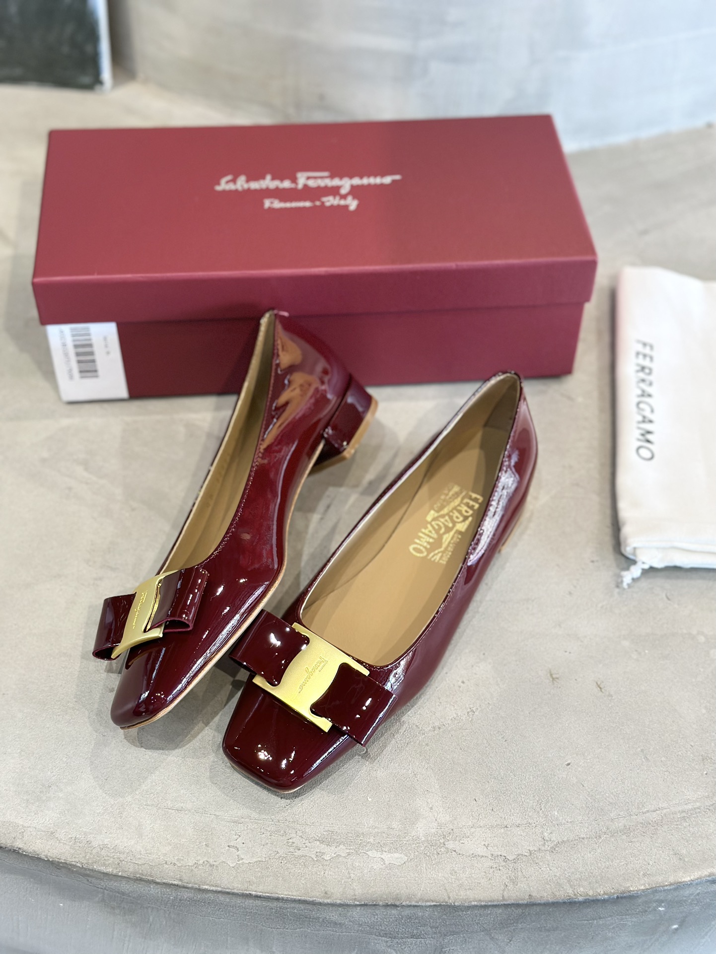 Luxury Salvatore Ferragamo Women’s Heels at $672 – Unique Design, Imported Materials, Various Sizes. - 图片 2