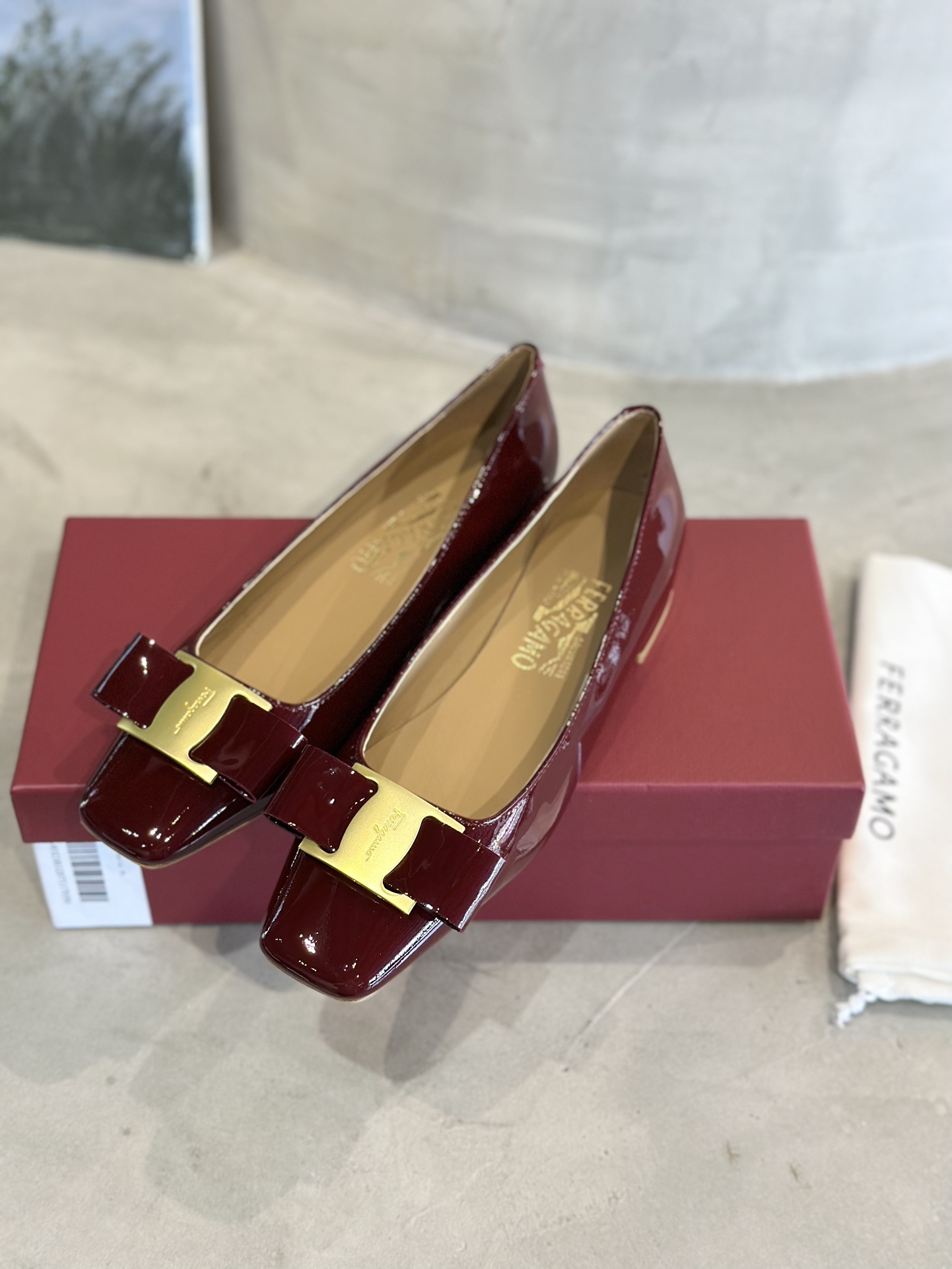 Luxury Salvatore Ferragamo Women’s Heels at $672 – Unique Design, Imported Materials, Various Sizes. - 图片 6