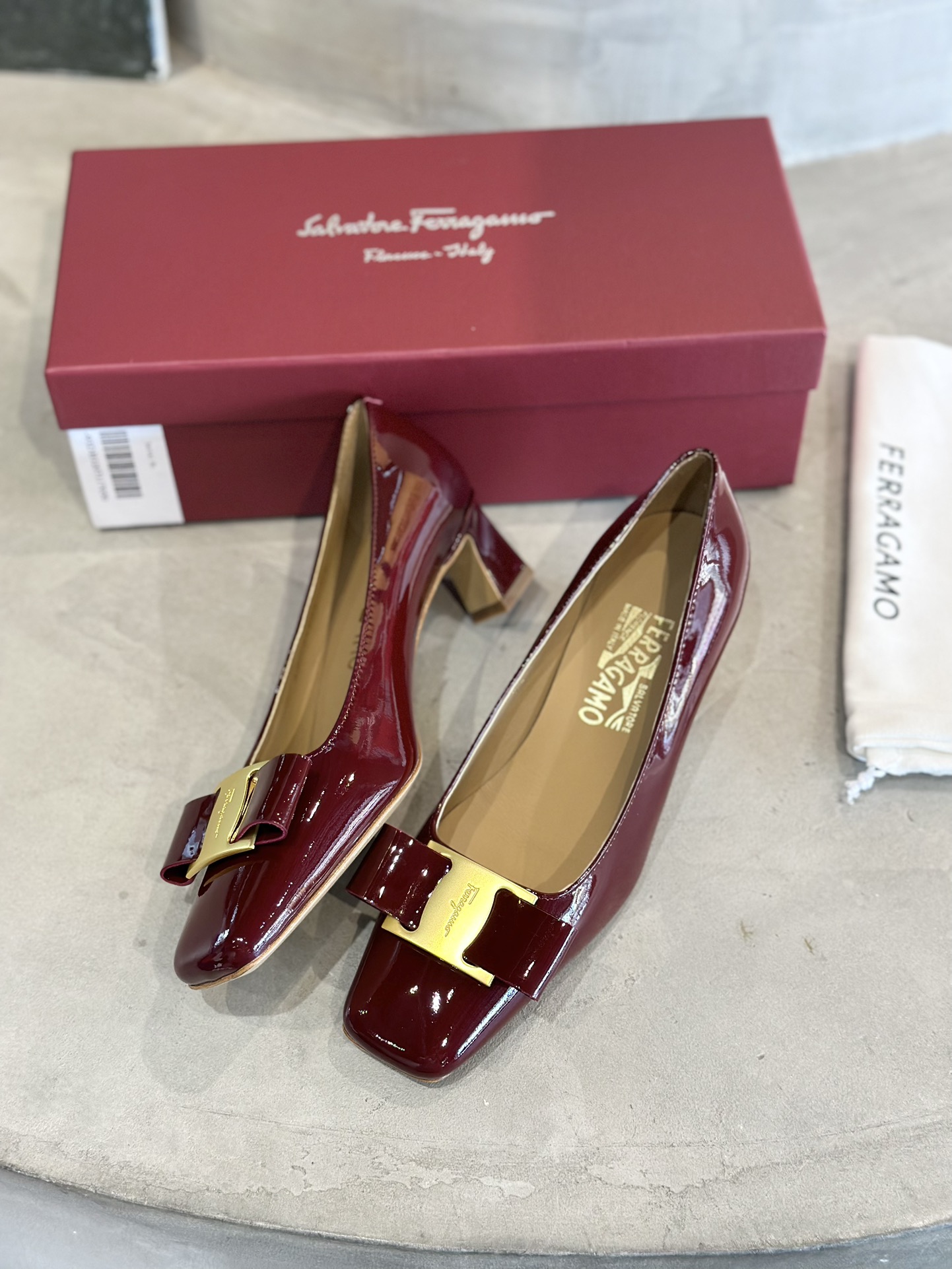 Luxury Salvatore Ferragamo Heels: Unique Design, Imported Materials, Various Sizes, Low Heel. - 图片 2