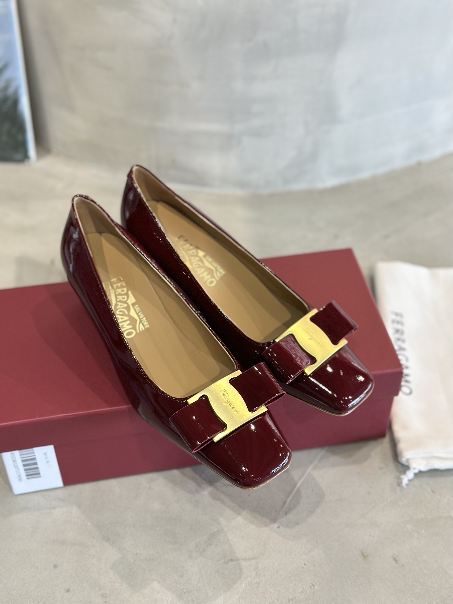 Luxury Salvatore Ferragamo Heels: Unique Design, Imported Materials, Various Sizes, Low Heel. - 图片 6