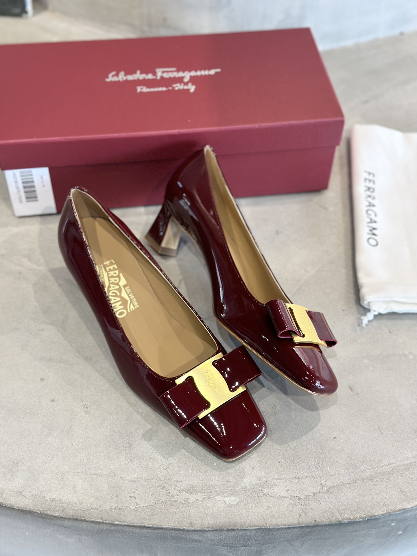 Luxury Salvatore Ferragamo Heels: Unique Design, Imported Materials, Various Sizes, Low Heel. - 图片 7
