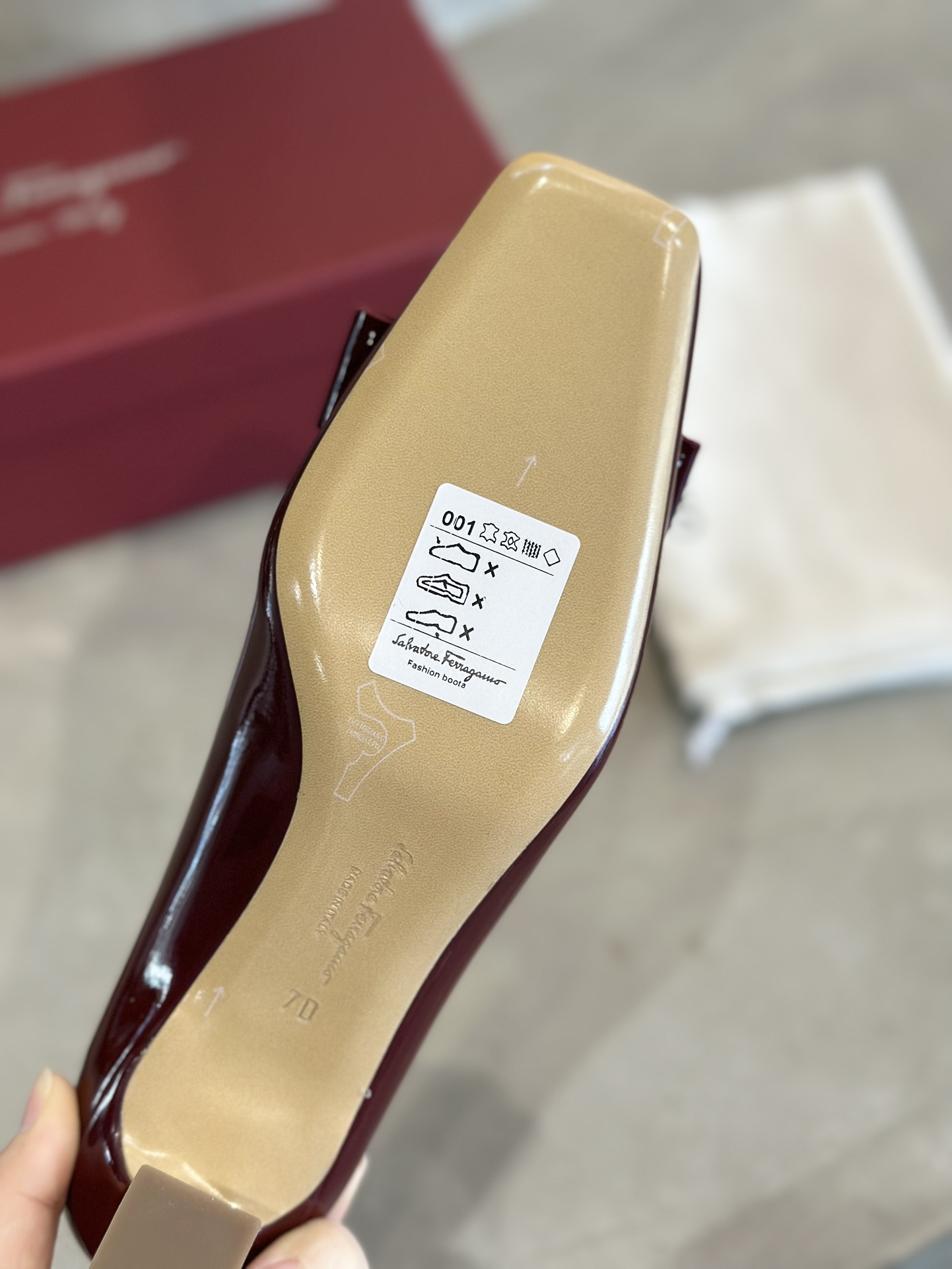 Luxury Salvatore Ferragamo Heels: Unique Design, Imported Materials, Various Sizes, Low Heel. - 图片 9