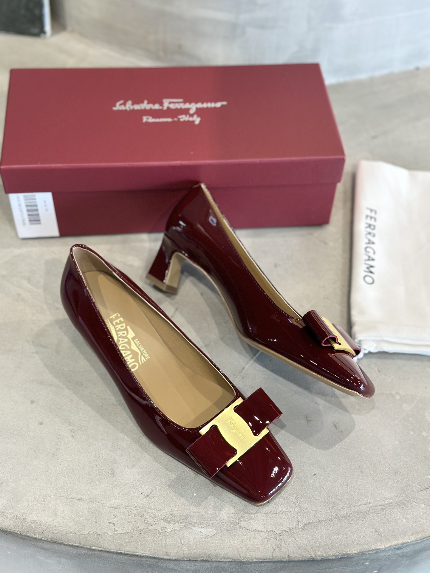 Luxury Salvatore Ferragamo Heels: Unique Design, Imported Materials, Various Sizes, Low Heel. - 图片 4