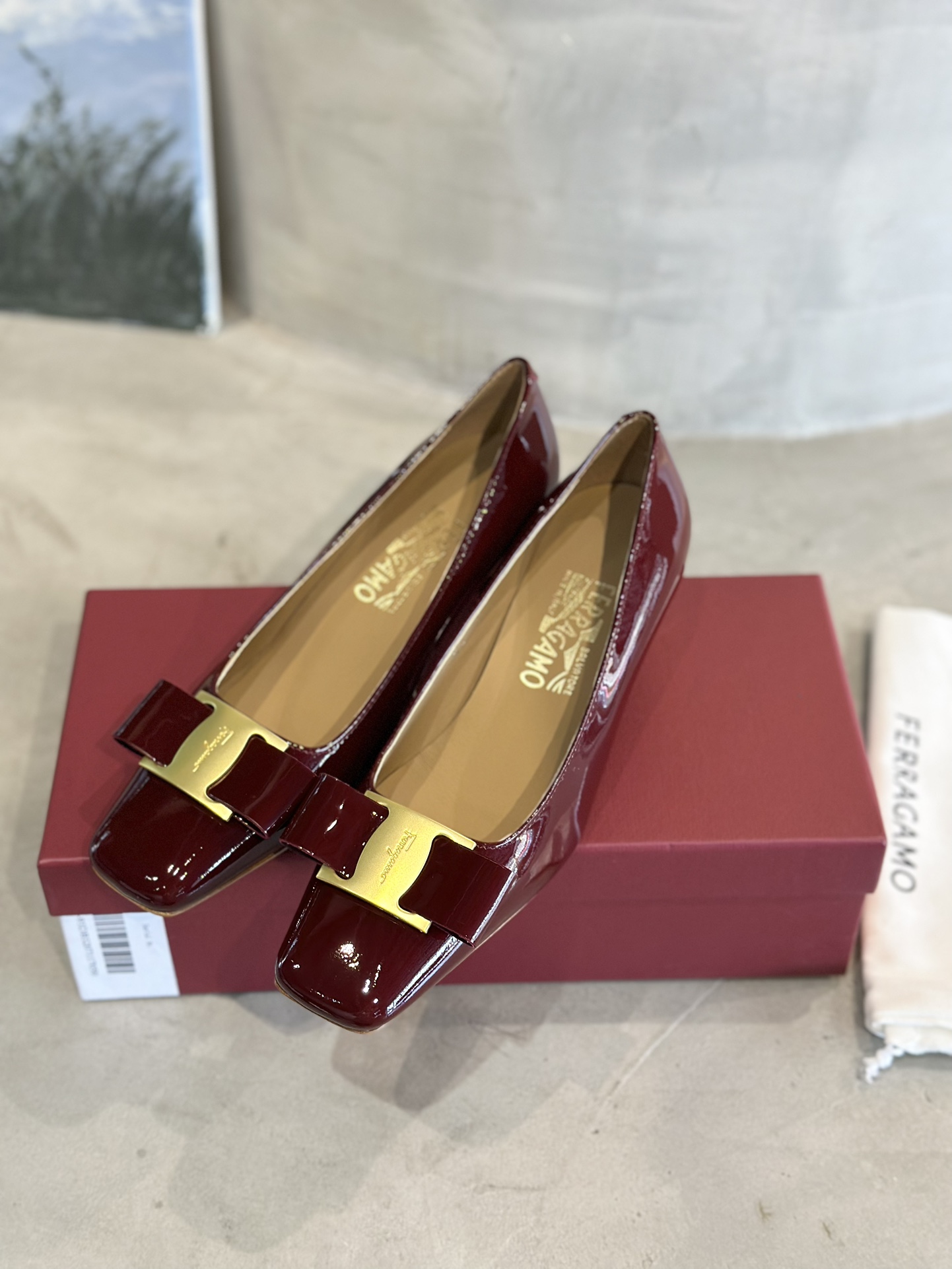 Luxury Salvatore Ferragamo Heels: Unique Design, Imported Materials, Various Sizes, Low Heel. - 图片 5