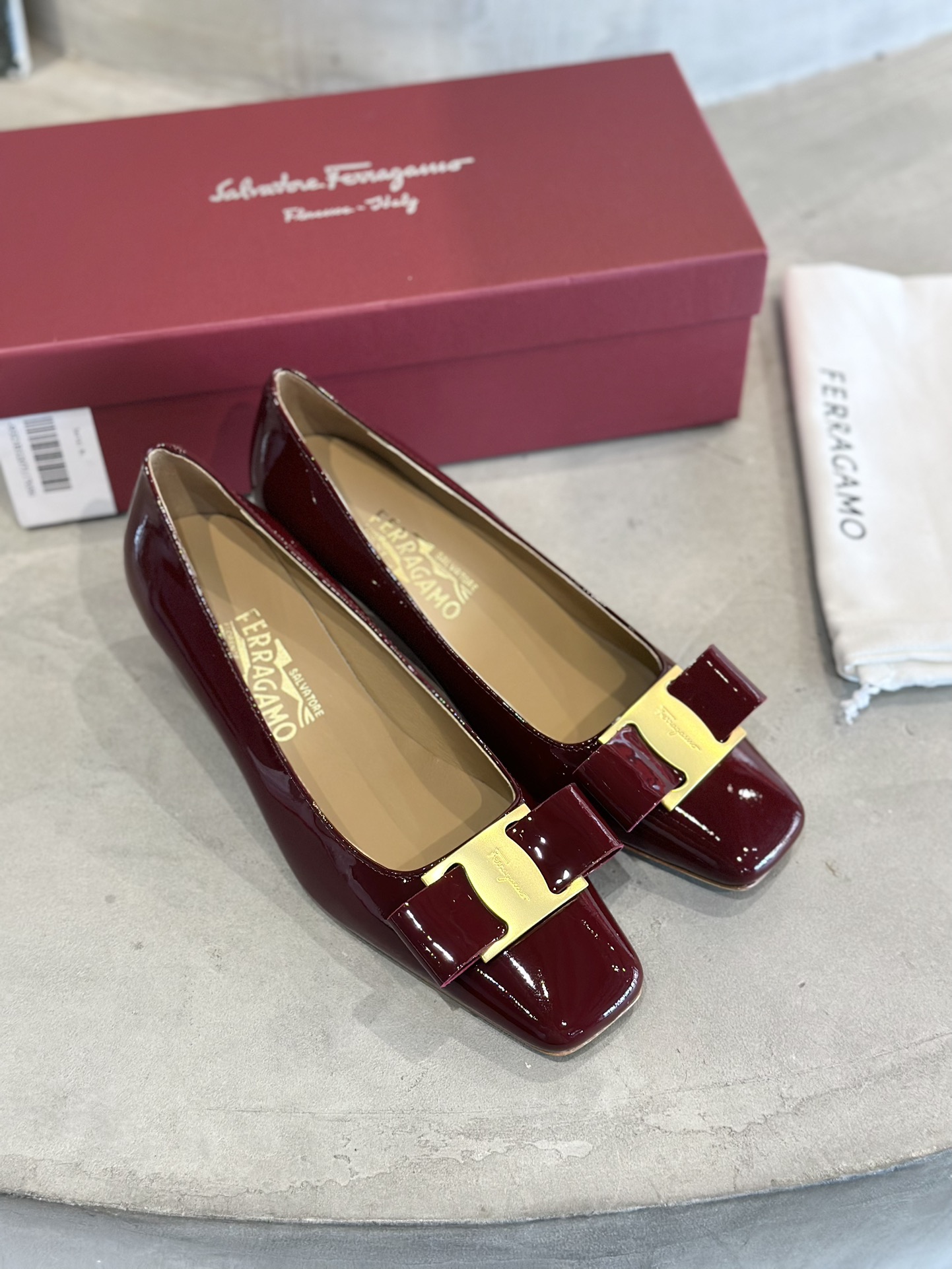 Luxury Salvatore Ferragamo Heels: Unique Design, Imported Materials, Various Sizes, Low Heel. - 图片 3