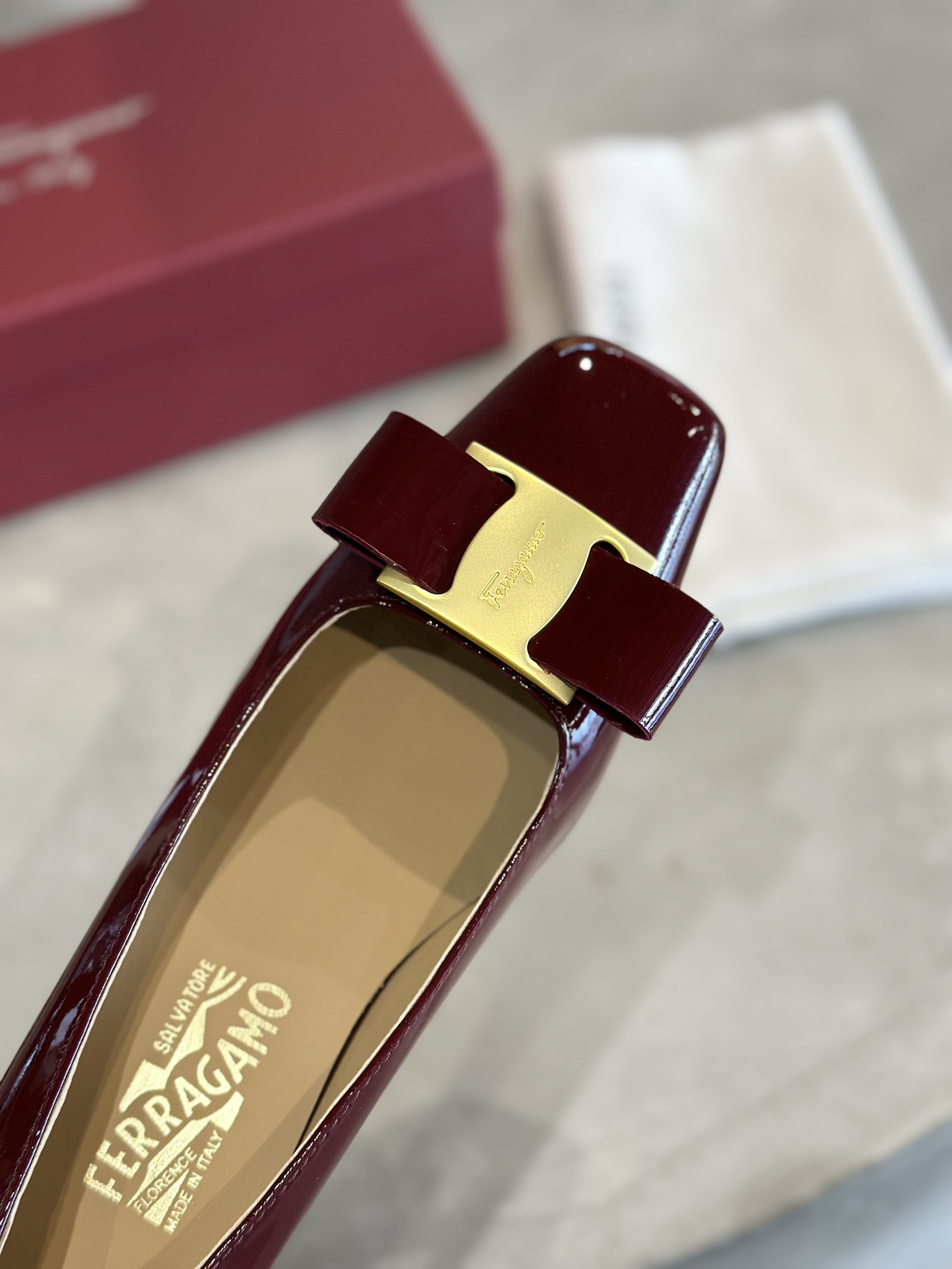 Luxury Salvatore Ferragamo Heels: Unique Design, Imported Materials, Various Sizes, Low Heel. - 图片 8