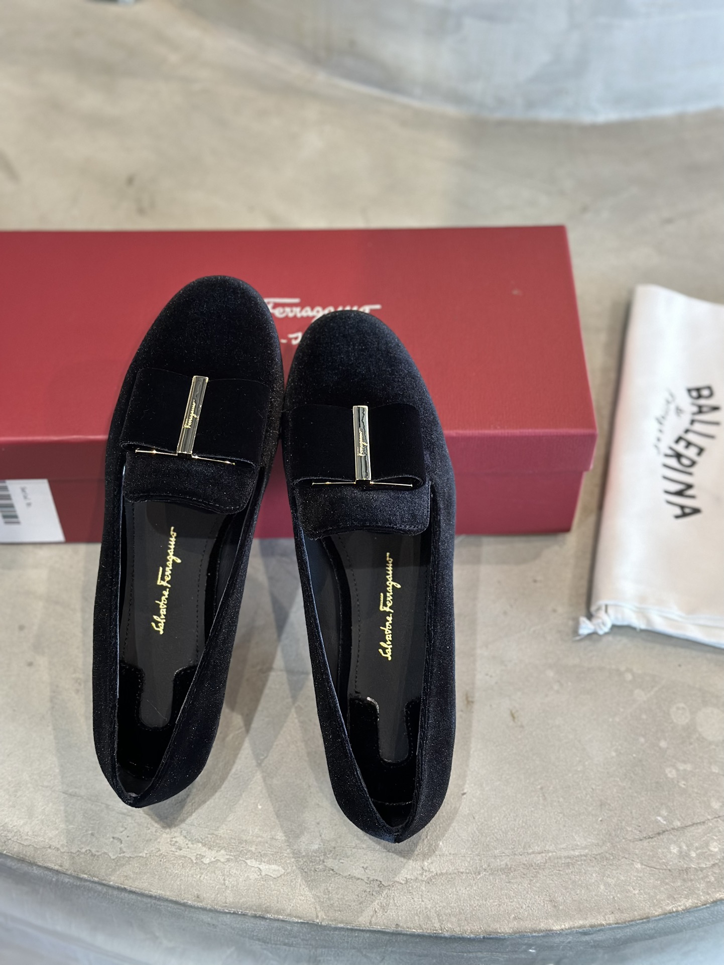 NO:556310,In stock SF salvatore Ferraga*o brand new vara round-toe big bow velvet loafers with original molded electroplated golden flower-shaped heels. A must-have shoe in women's wardrobe. The fabric is imported high-gloss velvet, sheepskin lining, and genuine leather outsole. Size 34/35/36/37/38/39/40 (half size/34/40 customization is not returnable)  Heel height 2cm, louis vuitton, ferragamo, loafers, sheepskin, gold plating, Leather soles19860909现货SF salvatore Ferraga*o 菲拉*慕 全新vara圆头大蝴蝶结天鹅绒乐福单鞋配有原版开模电镀金色花卉造型鞋跟女士衣橱中的必备鞋款. 面料进口高光天鹅绒 内里羊皮 大底真皮大底. 码数34/35/36/37/38/39/40（半码/34/40定制不退换） 跟高2cm,,louis vuitton,ferragamo,loafers,sheepskin,gold plating,Leather soles,Men's shoes