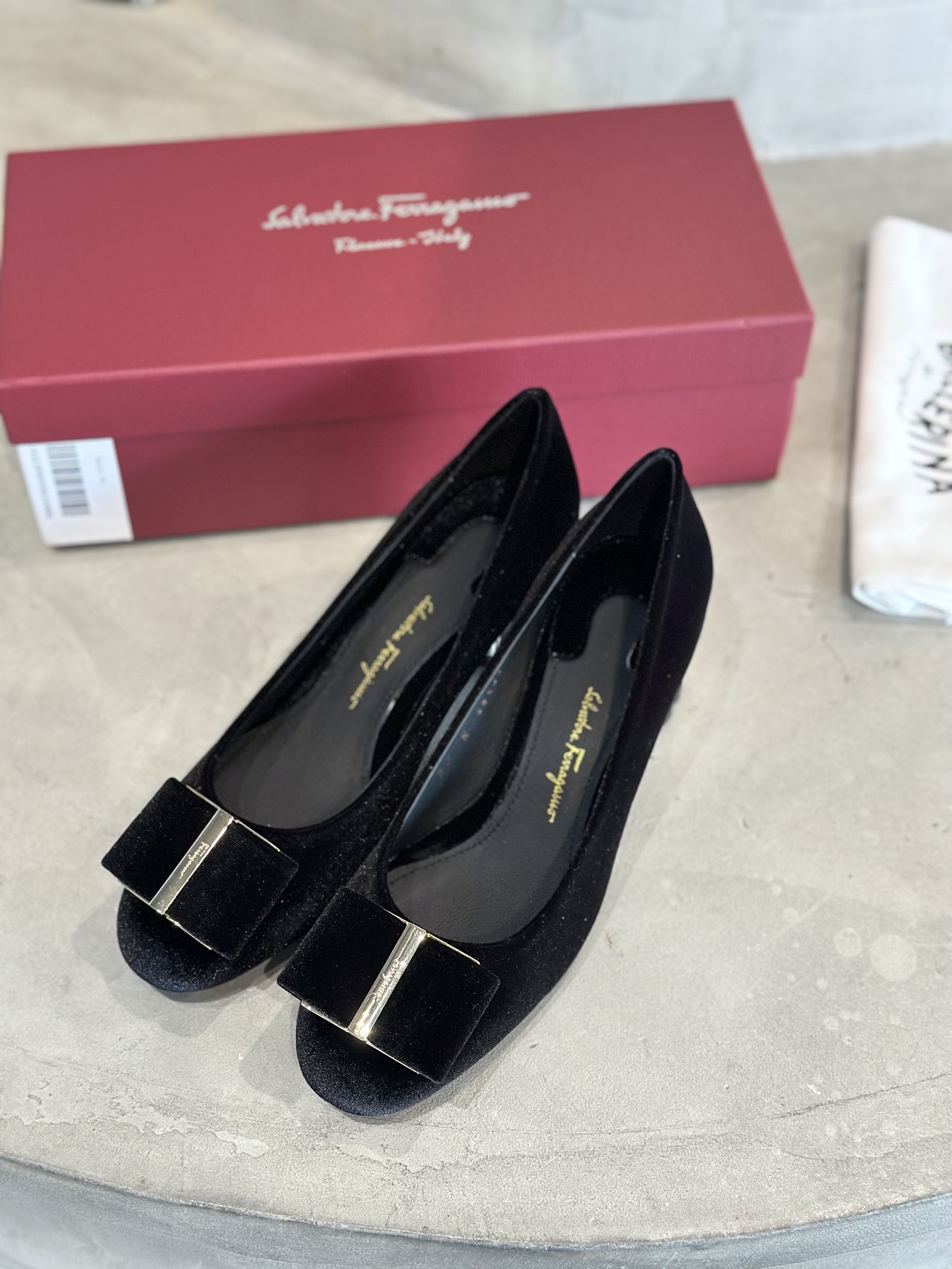 NO:556316,SF salvatore Ferraga*o Ferraga*o vara velvet large bow round-head golden plum blossom heel high-heeled shoes upper is Ferraga's iconic large bow imported velvet material, which is full of high-end, with a light metallic plum blossom shape carved heel, very eye-catching, and the whitening of the feet is made of imported high-gloss velvet, sheepskin lining, outsole, genuine leather outsole  Size 34/35/36/37/38/39/40 (half size. 34.40 can be customized and non-returnable) Heel height 5.5cm, Louis Vuitton, ferragamo, high heels, sheepskin, Leather soles19860909SF salvatore Ferraga*o 菲拉*慕vara丝绒面大蝴蝶结圆头金梅花跟高跟鞋鞋面是菲拉家标志性的大号蝴蝶结进口丝绒材质尽显高档,搭配着轻盈的金属感梅花造型雕刻鞋跟,非常抢眼,巨显脚白 面料进口高光丝绒 内里羊皮内里 大底真皮大底 码数34/35/36/37/38/39/40（半码.34.40可定制不退换） 跟高5.5cm,,louis vuitton,ferragamo,high heels,sheepskin,Leather soles,Men's shoes