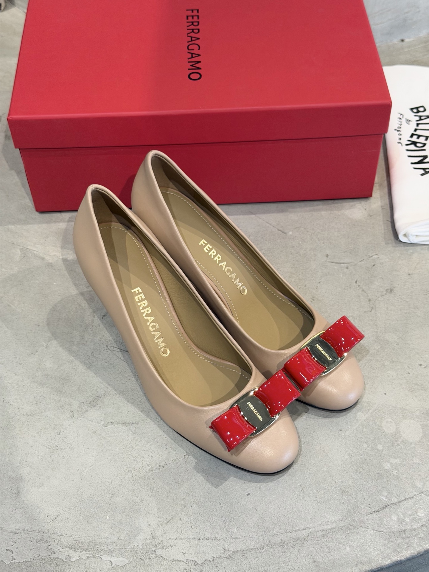 Ferragamo 菲拉*慕新款Vara蝴蝶结粗高跟鞋