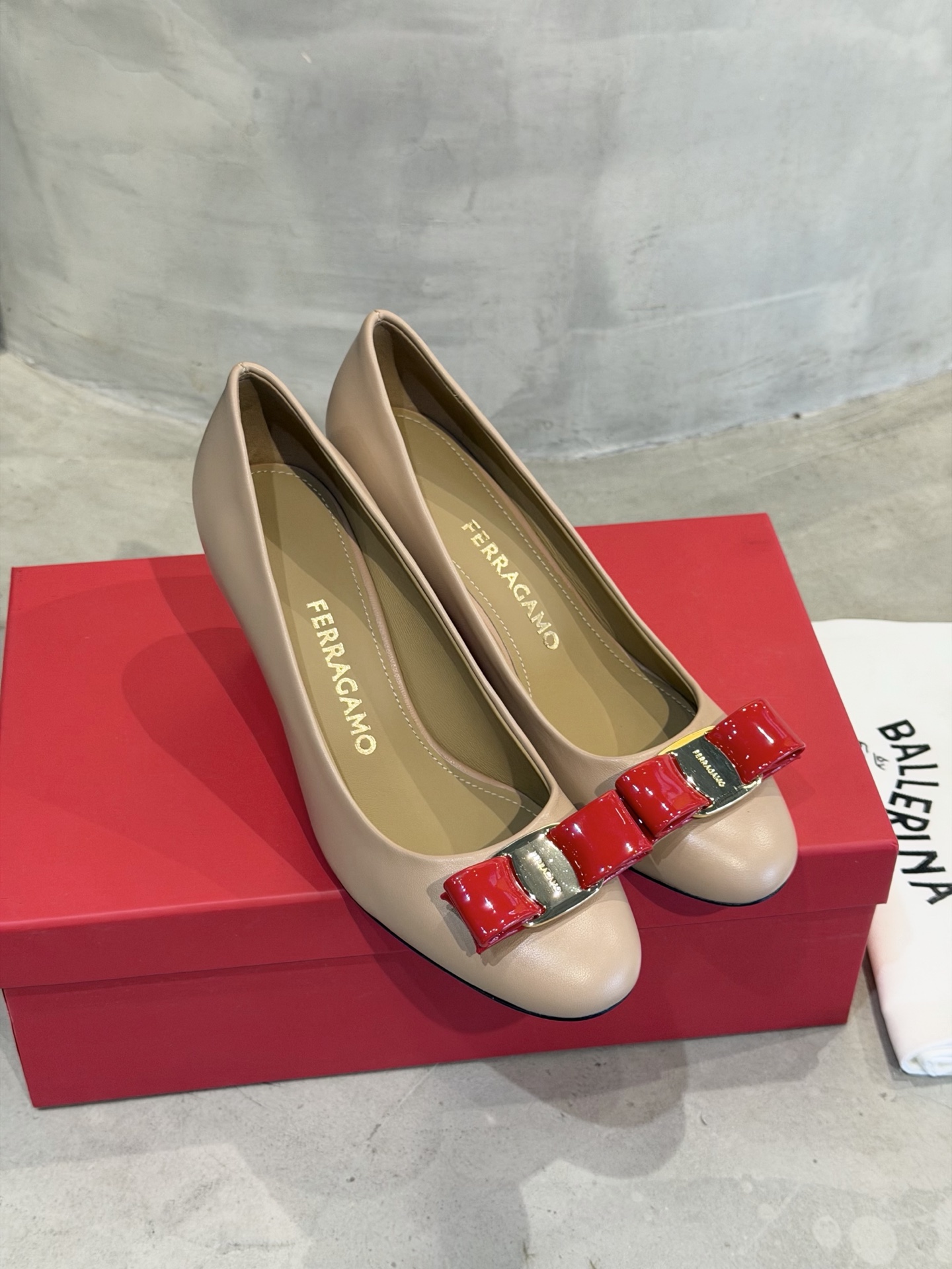 Ferragamo 菲拉*慕新款Vara蝴蝶结粗高跟鞋