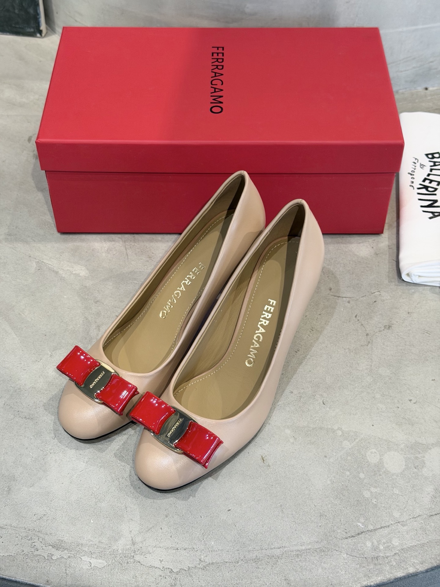 Ferragamo 菲拉*慕新款Vara蝴蝶结粗高跟鞋