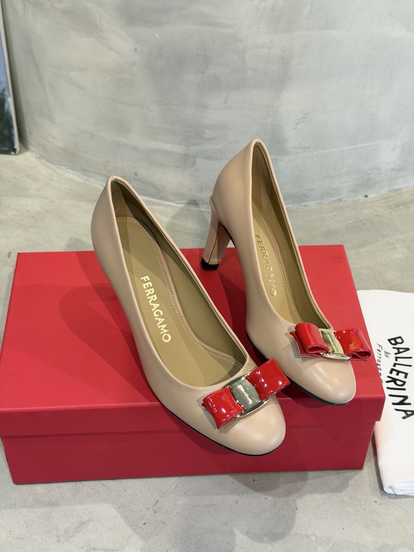 Ferragamo 菲拉*慕新款Vara蝴蝶结粗高跟鞋