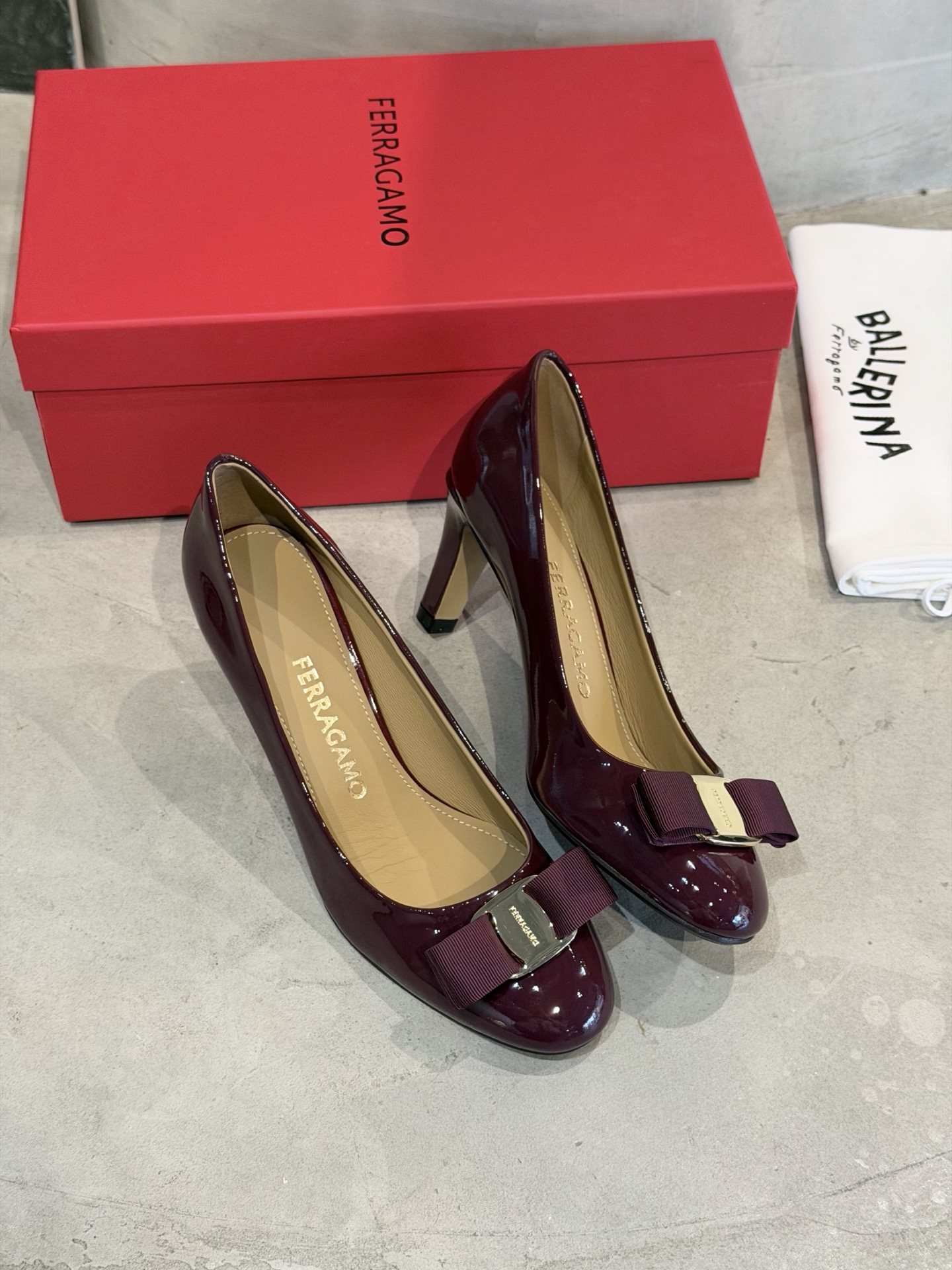 Ferragamo 菲拉*慕新款Vara蝴蝶结粗高跟鞋
