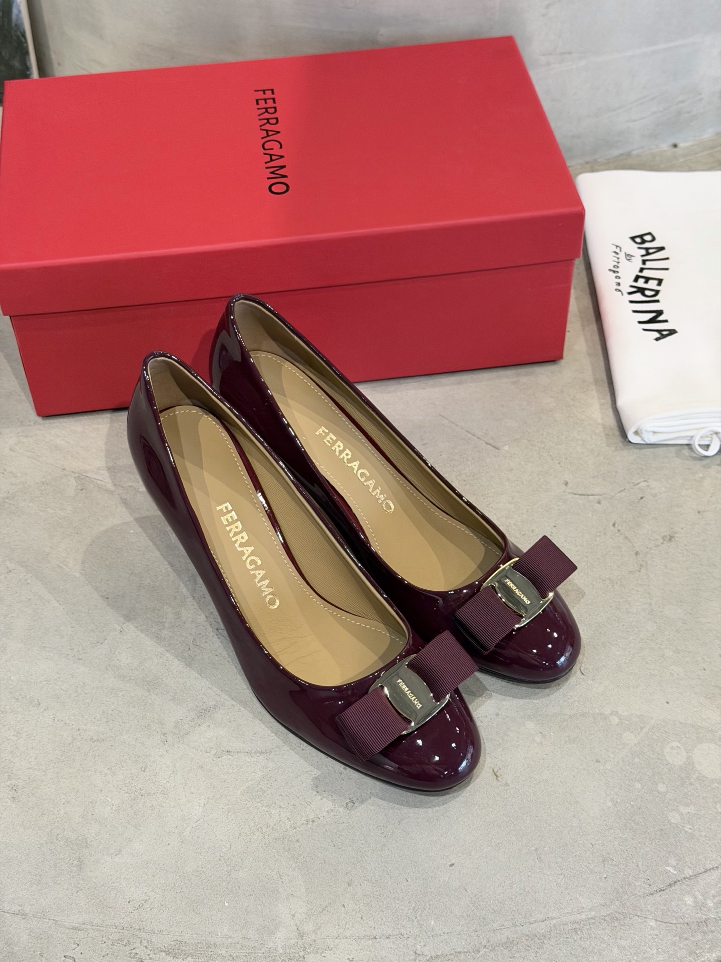 Ferragamo 菲拉*慕新款Vara蝴蝶结粗高跟鞋