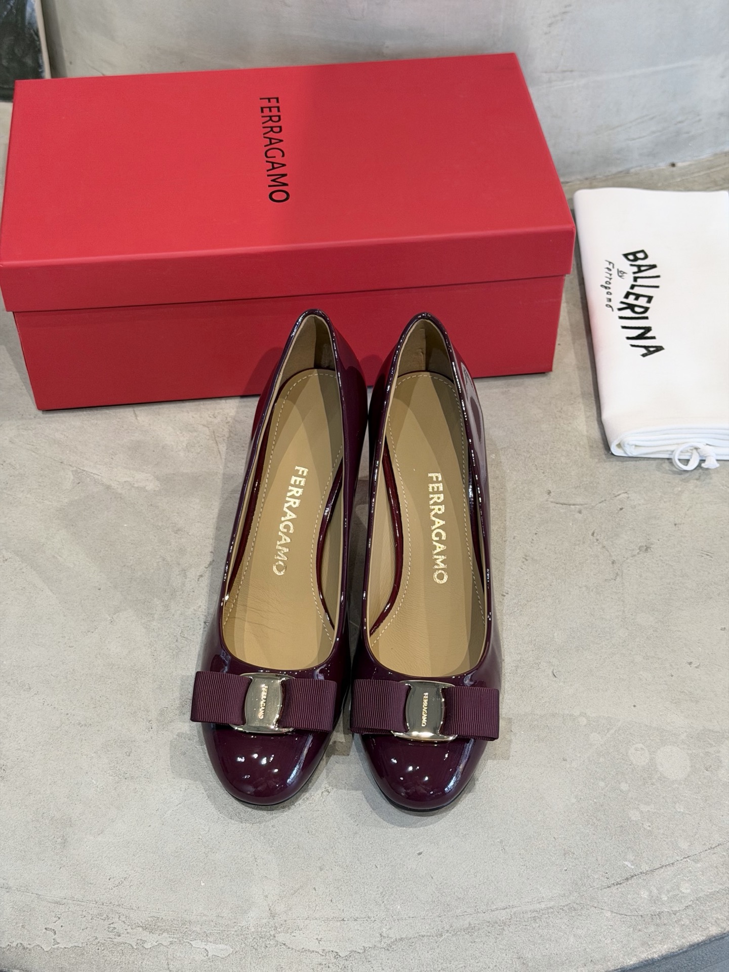Ferragamo 菲拉*慕新款Vara蝴蝶结粗高跟鞋