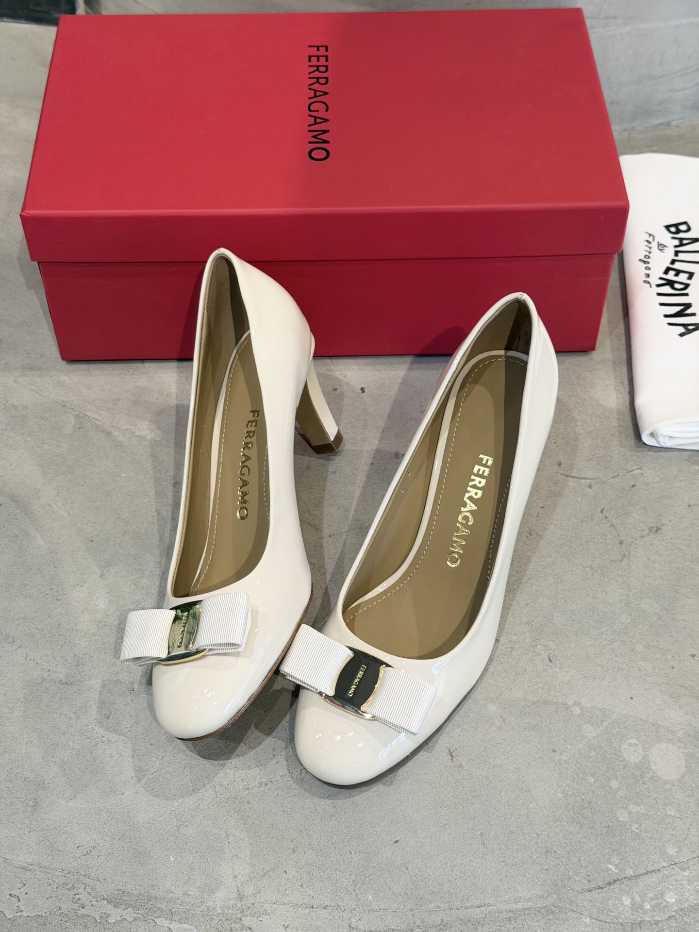 Ferragamo 菲拉*慕新款Vara蝴蝶结粗高跟鞋