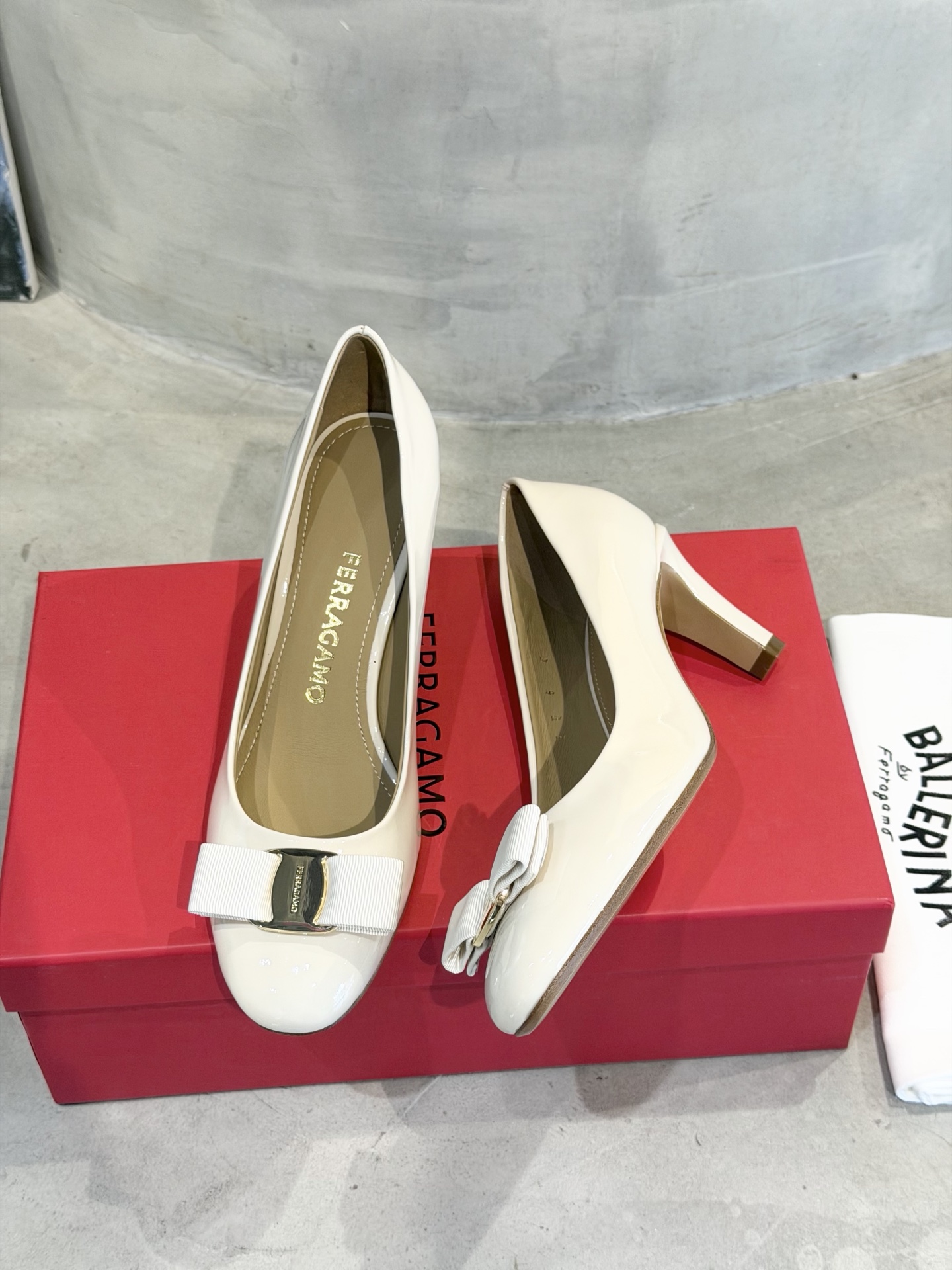 Ferragamo 菲拉*慕新款Vara蝴蝶结粗高跟鞋