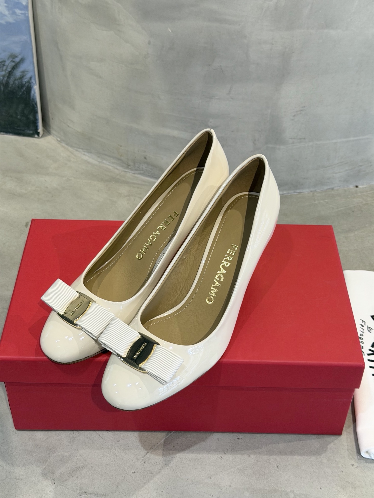 Ferragamo 菲拉*慕新款Vara蝴蝶结粗高跟鞋