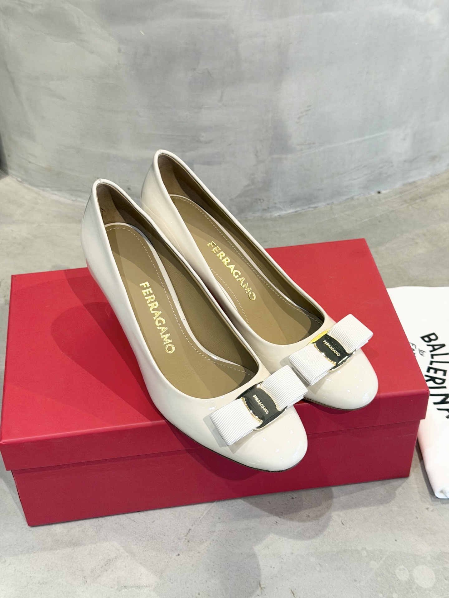 Ferragamo 菲拉*慕新款Vara蝴蝶结粗高跟鞋