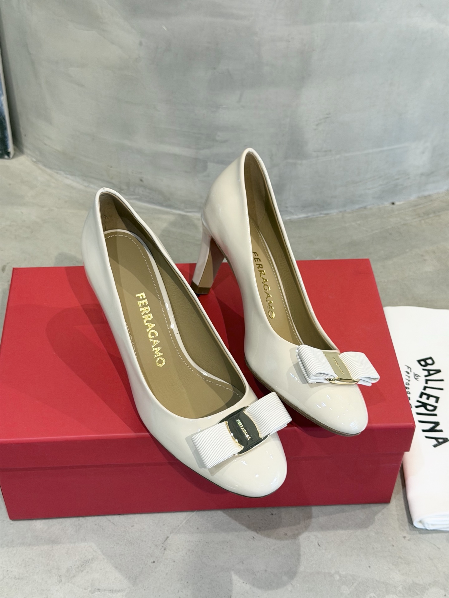 Ferragamo 菲拉*慕新款Vara蝴蝶结粗高跟鞋