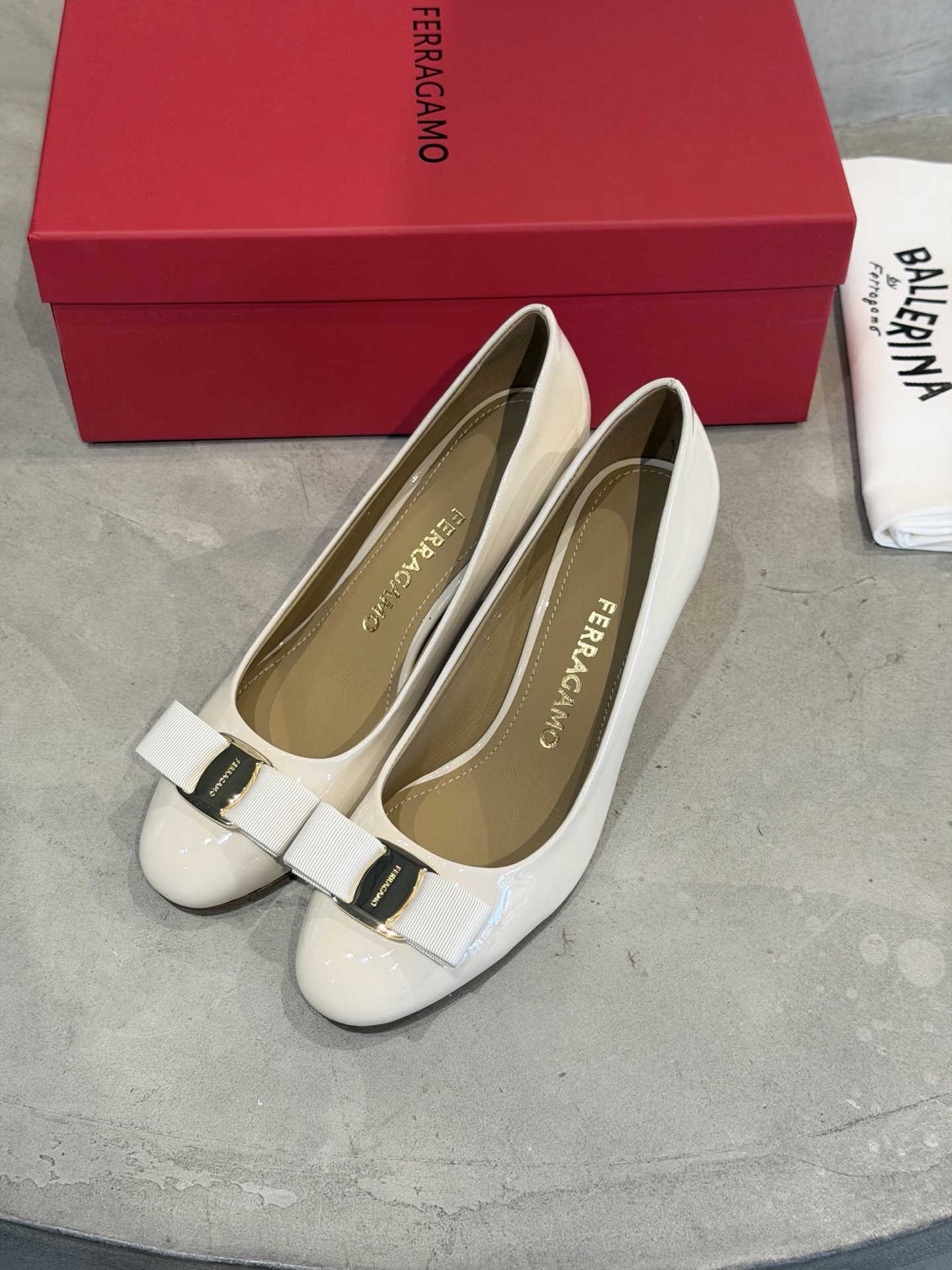 Ferragamo 菲拉*慕新款Vara蝴蝶结粗高跟鞋
