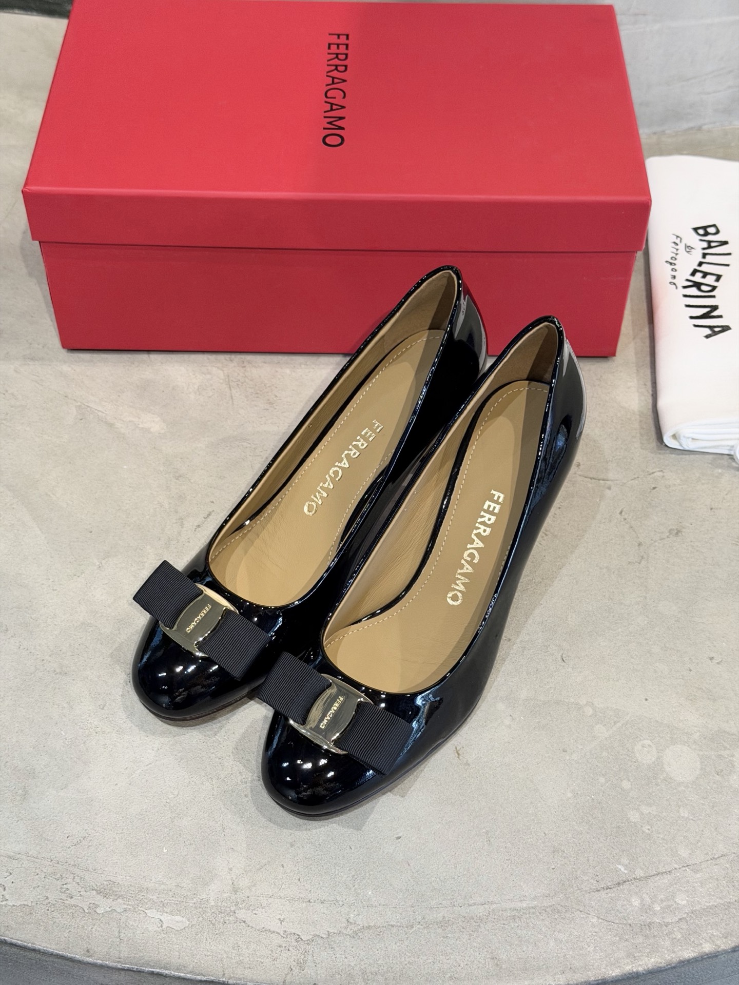 Ferragamo 菲拉*慕新款Vara蝴蝶结粗高跟鞋