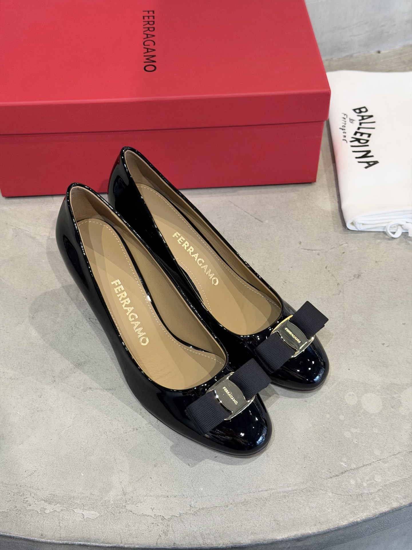 Ferragamo 菲拉*慕新款Vara蝴蝶结粗高跟鞋