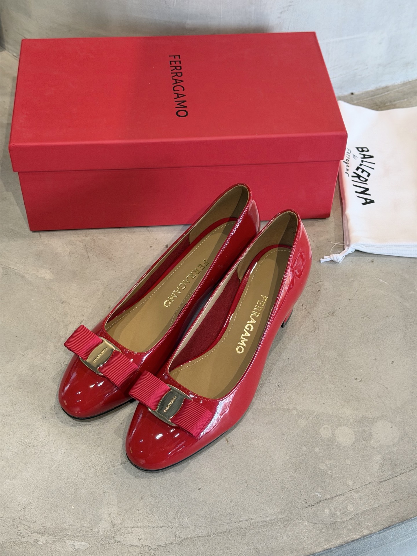 Ferragamo 菲拉*慕新款Vara蝴蝶结粗跟高跟鞋