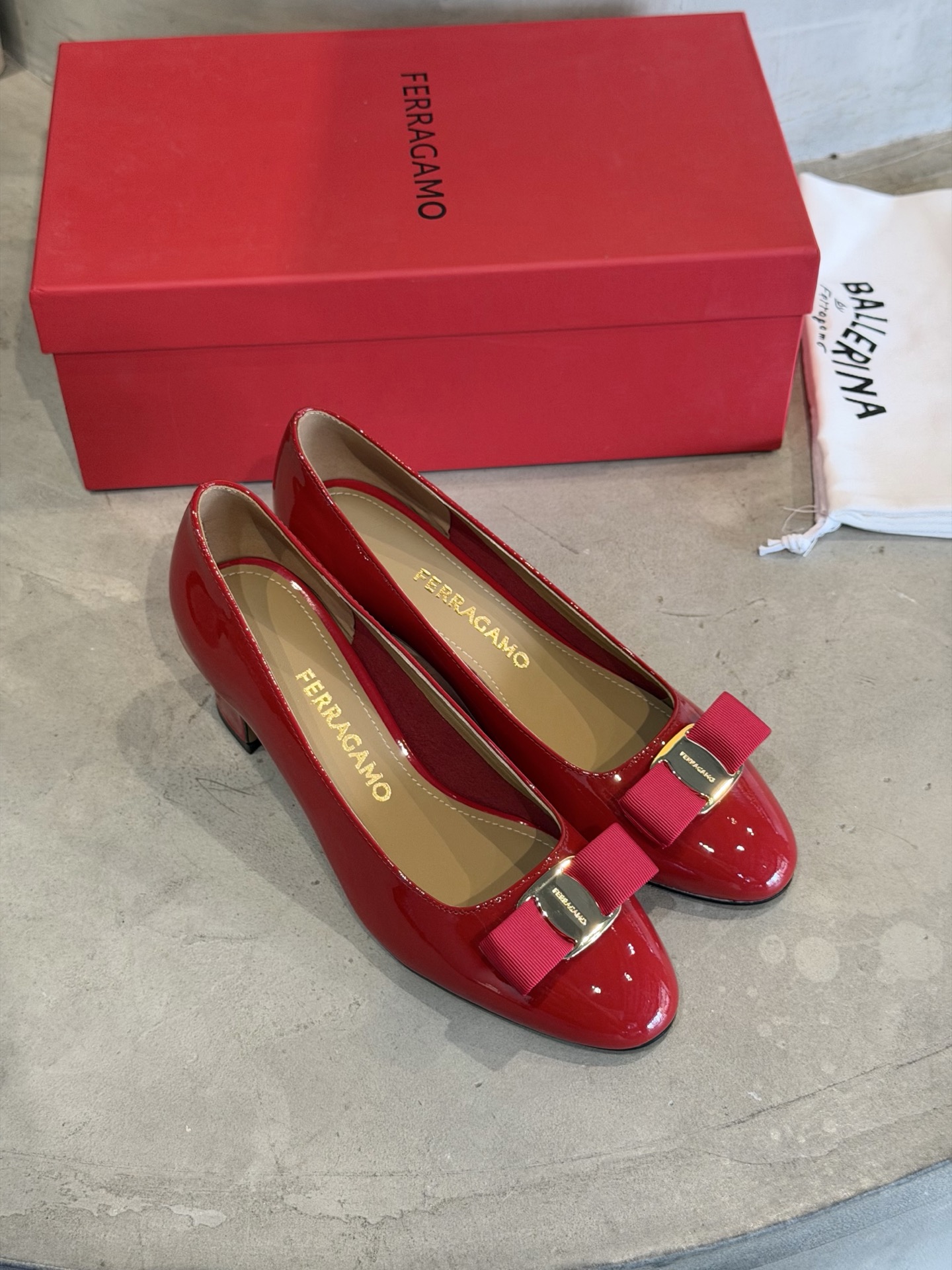 Ferragamo 菲拉*慕新款Vara蝴蝶结粗跟高跟鞋