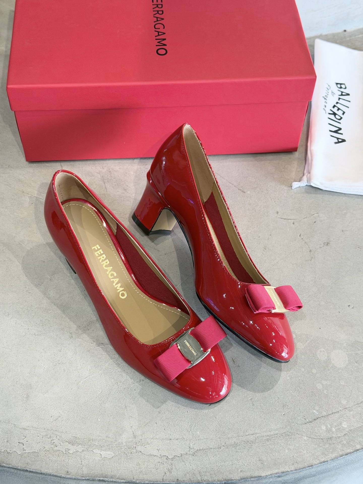 Ferragamo 菲拉*慕新款Vara蝴蝶结粗跟高跟鞋