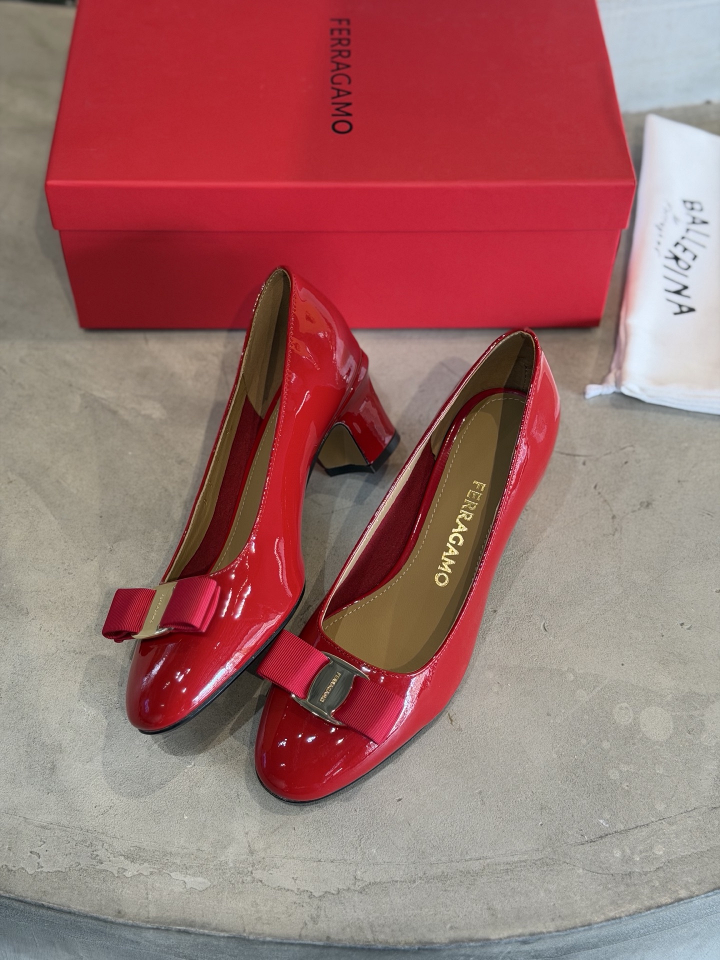 Ferragamo 菲拉*慕新款Vara蝴蝶结粗跟高跟鞋